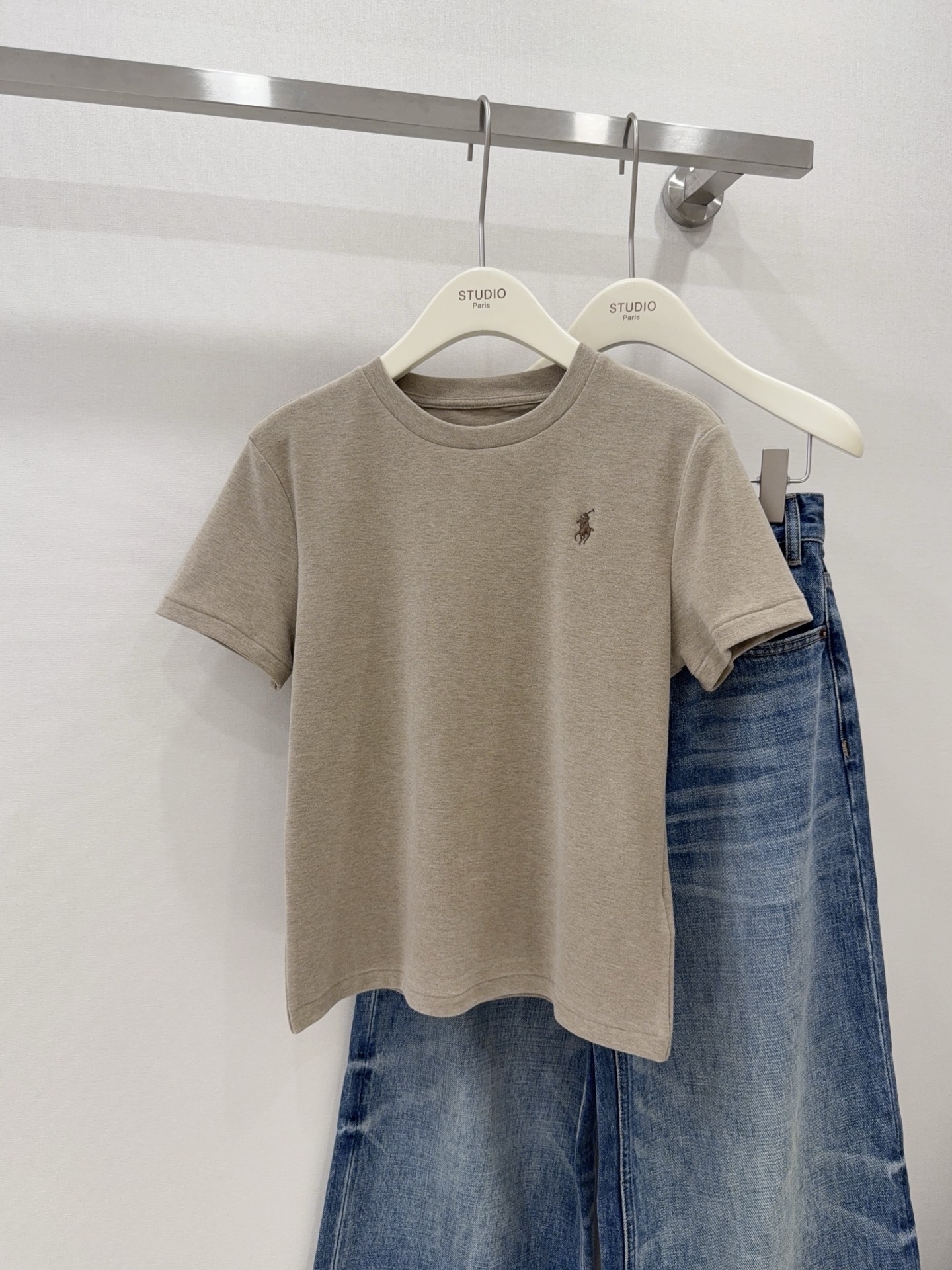 NO:328177,You will fall in love with the style at first glance!  !  !  G-square hot sale   pieces!  It's enough to show its strength!  Whether worn alone or layered, you can easily wear it with a high-end feel!  The upper body effect is simply amazing! Old fans recommend buying one, which is very outlined!  The most worthy of bragging about is that his wrapping is very close to his body. His upper body has a natural and healthy fleshy feeling, but he won’t make him look fat!  !  ,alexander wang19860909版型你会一眼爱上！！！ G 方热销   件！足以见其版型的实力！ 无论单穿还是叠穿,都能轻松穿出高级感！ 上身效果简直封神! 老粉建议买一囤一,非常勾勒身材！ 最值得吹嘘的就是 Ta 的包裹性 非常贴身,上身是很自然健康的肉感,但不会显胖！！,,alexander wang,Women's clothing