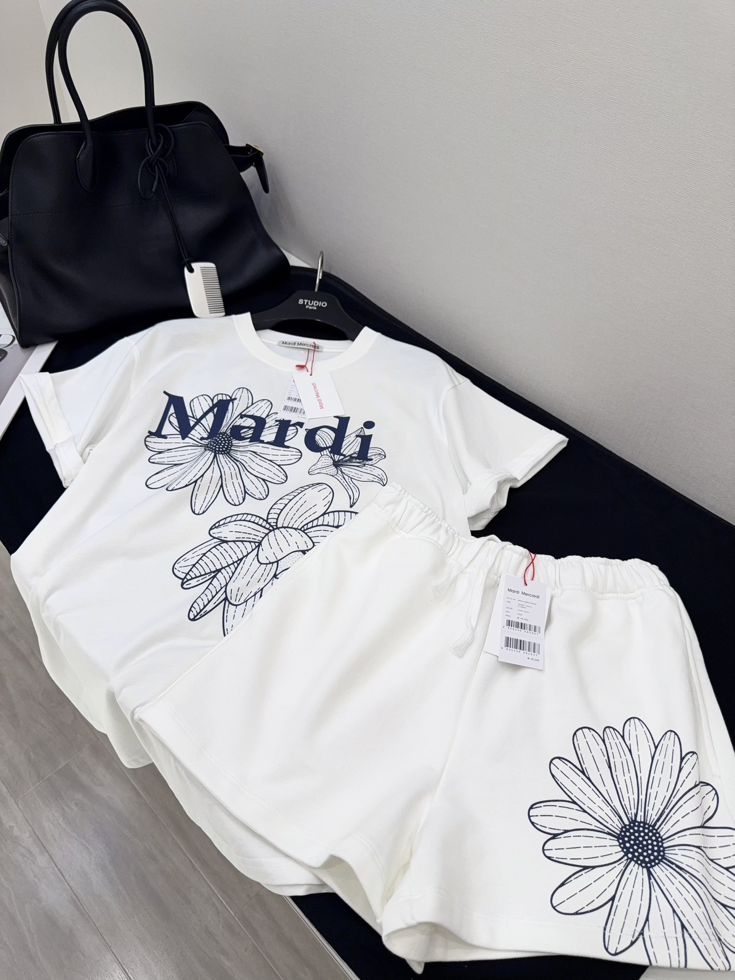 NO:334417,Put the flowers on your body!  !  Needless to say, the quality!  !  !  A batch of authentic Korean products are produced by pure OEM!  Material 100% horse cotton, the feel is invincible!  The top is a normal style with a loose and small style, not picky about the figure, it is stylish and not soft, and the exquisite daisy flowers on the chest make it look very popular, it looks white and elegant, and it also reduces age!  While simple and generous, it does not lose the sense of structural layering. Elegant and playful, more casual and casual. The design is reflected in the details~, alexander wang19860909把花穿在身上！！品质就不用说了！！！ 纯正代工出韩国正品一批！ 材质100 ％匹马棉,手感舒适度无敌了！ 上衣是小宽松的正常款,不挑身材 有型不软塌,胸前精致的雏菊花 显得人气色很好~显白显气质,还很减龄哦！ 简洁大方的同时,又不失结构层次感 优雅俏皮,更休闲随性了~设计都体现在细节里啊~,,alexander wang,Women's clothing