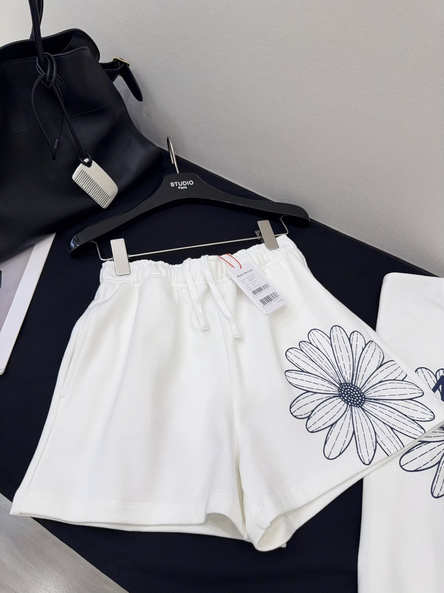 NO:334420,The shorts are elastic and high waist designed, comfortable and inclusive, easy to put on and take off~ The A-line style of the trouser legs is loose and hides the flesh, effectively modifying various leg shapes~ The stretched leg lines make you look slimmer!  ,,shorts,alexander wang19860909短裤为松紧高腰设计 维度舒适包容性高,穿脱方便~ 裤管A字版型,宽松藏肉,有效修饰各种腿型~ 拉伸腿部线条更显瘦！,,shorts,alexander wang,Women's clothing