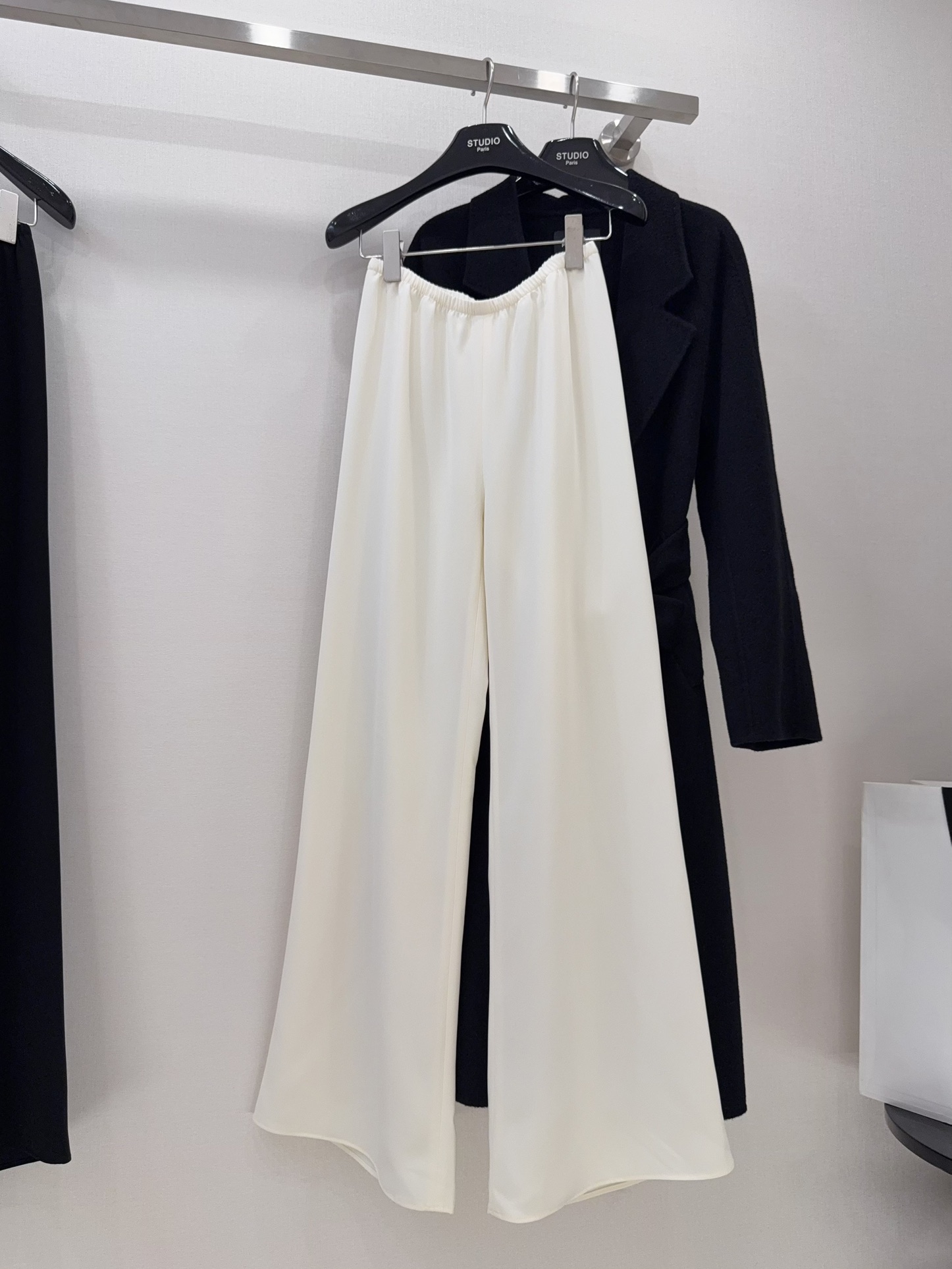 NO:335116,The elastic waist with edges, medium and low waist, and the casual and lazy wide-leg tailoring visually presents a smooth and elegant sense of lines and space. It is stylish and super covered with flesh, and the overall effect is slender!  !  It is very practical and convenient for women of different heights to wear!  !  ,alexander wang19860909包边的松紧腰,中低腰身 率性慵懒的阔腿剪裁,视觉上呈现出流畅优雅的线条感与空间感,有型又超级遮肉,整体呈修长的效果！！实用性很强,也很方便不同身高的女性穿着！！,,alexander wang,Women's clothing