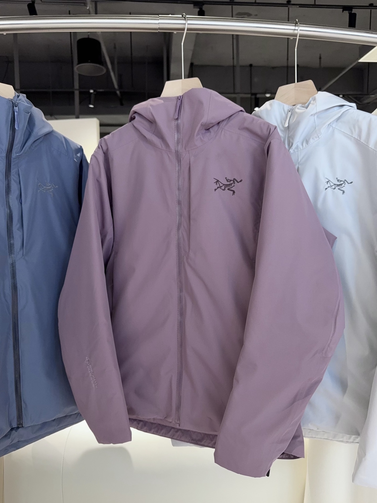 NO:730784,Niaojia has long been the first choice among young and middle-aged people. It is specially designed for outdoor sports and can be worn by any body shape. It is not picky at all!  !  It provides hard-core protection to help you isolate yourself from the cold wind and low temperatures in winter. It also ensures that you can move flexibly without delay, making daily travel stress-free. It is designed with the core purpose of resisting the severe cold to keep you warm to the extreme. It can also be seamlessly integrated into daily urban wear, and you can easily wear it with a sense of fashion. You can survive the winter in one piece, whether it is a snowy day in the north or a cold day in the south!  !  ,,jil sander,19860909鸟家早就是中青年圈子里的爆款首选 专为户外运动量身打造 不管什么身形都能穿,完全不挑人！！ 提供硬核防护,帮你隔绝冬日的寒风与低温 又能保证活动灵活不拖沓,日常出行毫无负担 它以抵御严寒为核心设计初衷,保暖做到极致 也能无缝衔接都市日常穿搭,轻松穿出时尚感 一件就能过冬,不管是北方的大雪天 还是南方的阴冷天,都能稳稳hold住！！,,jil sander,,Women's clothing