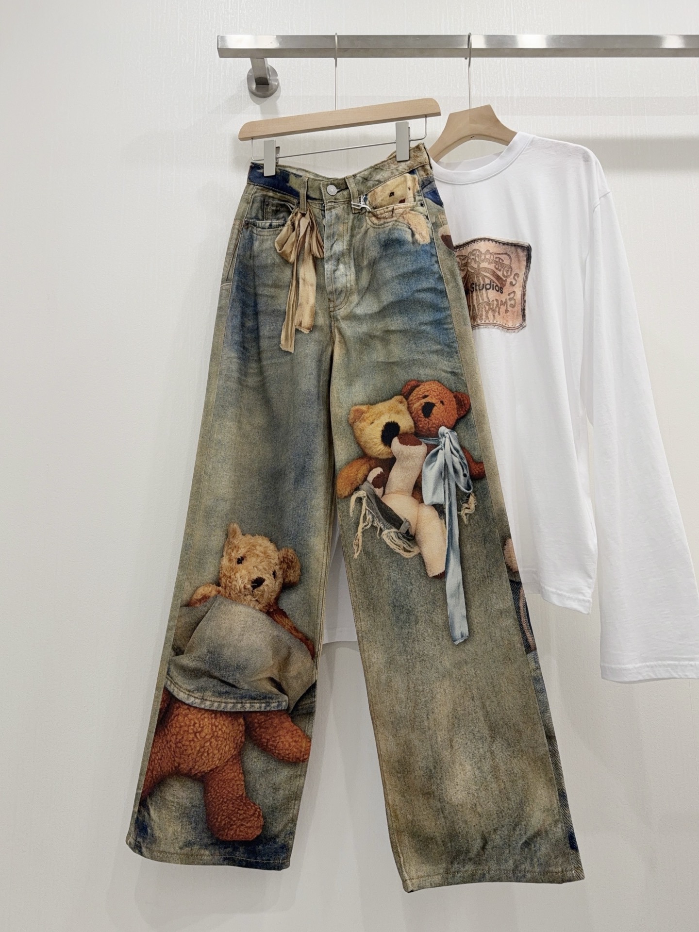 NO:709547,Ac bear jeans adopt the 1981 classic loose wide-leg version. The mid-high waist cut accurately fits the waistline, which can modify the waist and abdomen lines and create the visual effect of 'all legs below the chest'. The trouser legs spread out from the crotch to the straight wide legs, without any sense of restraint. It is extremely tolerant for pear-shaped figures, thick thighs or non-straight legs, and can easily cover up the imperfections of the legs!  !  The overall style is OS's lazy style. The three-dimensional tailoring keeps the trousers from collapsing. When walking, the trousers legs naturally hang down to create smooth lines, giving it a casual and relaxed look of Nordic style!  !  ,,jeans,19860909Ac小熊牛仔裤采用1981经典宽松阔腿版型 中高腰剪裁精准贴合腰线,能修饰腰腹线条 又能营造出“胸以下全是腿”的视觉效果 裤管从胯部向下呈直筒阔腿散开,毫无束缚感 对梨形身材、大腿粗壮或腿型不直的身材 包容度极强,轻松遮掩腿部的不完美！！ 整体是OS的慵懒风格,立体剪裁让裤型不垮塌 走路时裤管自然垂坠出流畅线条 自带北欧风的随性松弛！！,,jeans,,Women's clothing