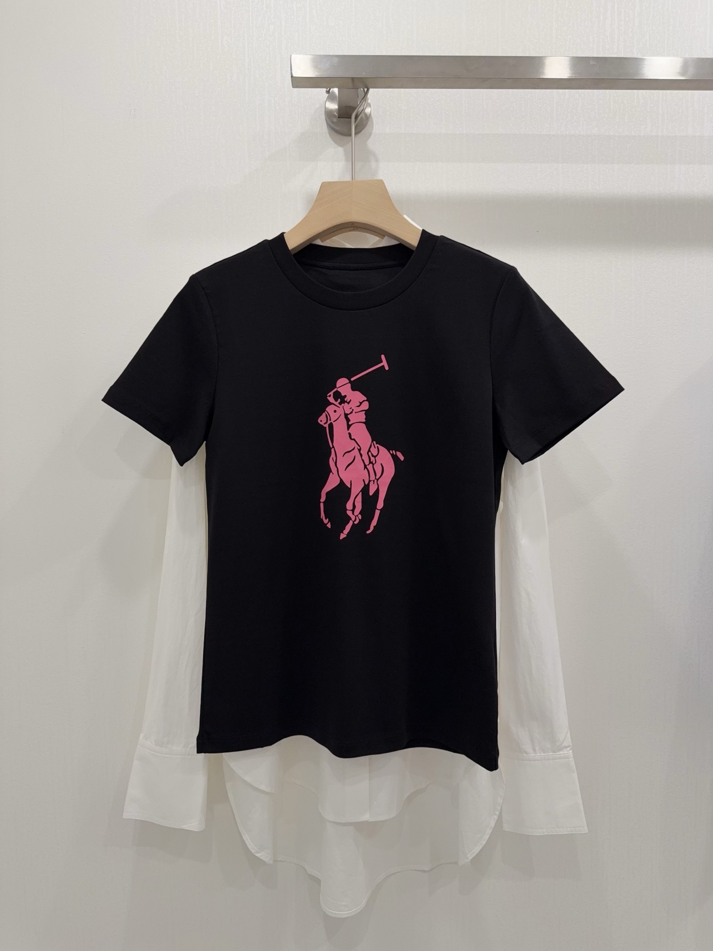 NO:835189,Slightly slim fit design perfectly balances comfort and slimming!  !  It fits the body shape without any sense of restraint, and there is no pressure in daily activities. The pink horse print on the chest breaks the monotony of the basic model and becomes a visual highlight. The black background makes the pattern vivid and textured. Whether it is paired with jeans to create an American style or with a skirt for a gentle route, it can be easily controlled. The upper body is versatile and attractive!  ,,skirts,jeans,19860909微修身的版型设计 完美平衡了舒适与显瘦！！ 贴合身形却毫无束缚感,日常活动也无压力 胸口粉马印花打破基础款的单调 成为视觉亮点,黑底衬得图案鲜活又有质感 不管是搭配牛仔裤打造美式风 还是搭配半裙走温柔路线,都能轻松驾驭 上身百搭又耐看！,,skirts,jeans,,Women's clothing