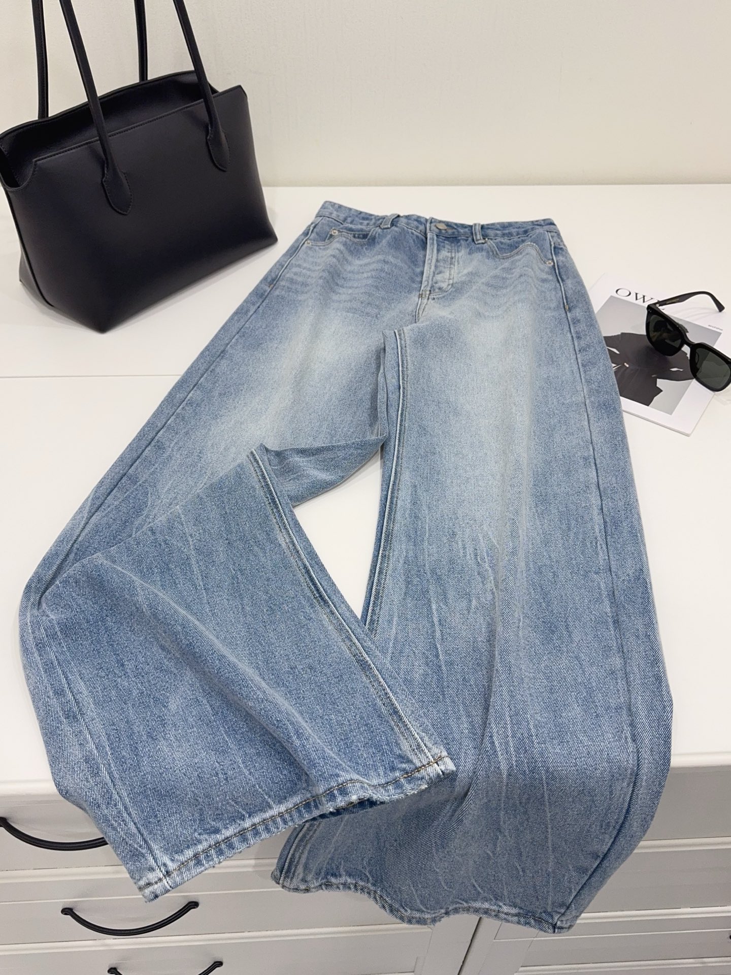 NO:835157,This year’s top trend in denim!  !  It has to be this pair of ripped jeans!  A certain book has been maxed out!  !  Imported denim cotton fabric supplied by customers, with heavy industrial retro washing process. The fabric surface is soft and matte, and feels soft and delicate. It has the stiff muscles of denim, but also has close-fitting and comfortable elasticity. It will not deform after long-term wear. The high-waist scimitar wide-leg version accurately grasps the slimming proportions, and the lines are neat and smooth. It does not matter whether you choose the shape of the legs or the figure. Whoever wears it will have long legs!  !  ,,alexander wang,jeans,19860909今年牛仔界的顶流爆款！！ 非这条大王破洞牛仔裤莫属！某书都刷爆了！！ 客供进口牛仔棉面料,重工复古洗水工艺 布面柔润哑光,手感软糯细腻,既有牛仔挺括筋骨,又有贴身舒适弹力,久穿不变形.高腰弯刀阔腿版型,精准拿捏显瘦比例,线条利落流畅,不挑腿型不挑身材,谁穿谁拥有大长腿！！,,alexander wang,jeans,,Women's clothing