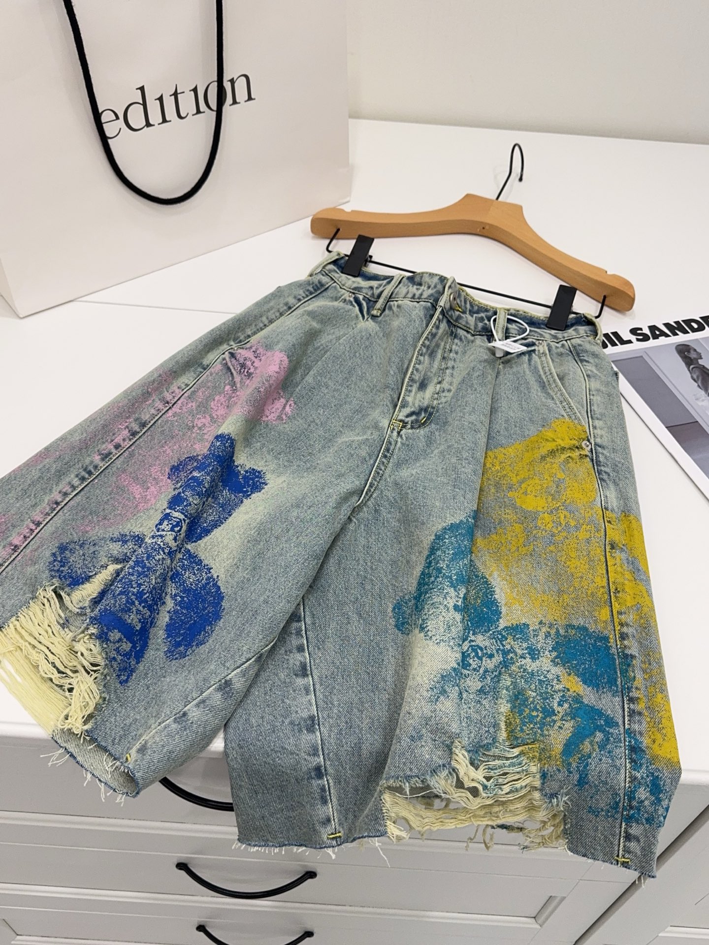 NO:844763,The bear denim mid-pants have become popular recently!  !  This spring and summer’s magic pants are all in Xiaohongshu and Moments!  Made of high-count long-staple cotton, it feels soft and delicate. It is soft but not collapsed and has a sinewy feel. It is breathable and not sweaty. The classic high-waisted micro-A cut accommodates all body shortcomings and easily hides fake hip width and thigh flesh!  !  Ink smudged bear print, paired with hand-worn fringed trousers, welds retro childlike charm and street relaxation on the body!  ,,19860909最近爆火小熊牛仔中裤！！ 今年春夏的神裤,小红书、朋友圈全是它！ 高支长绒棉打造,触感软糯细腻 软而不塌还自带筋骨感,透气不闷汗 经典高腰微A剪裁,包容所有身材短板 轻松藏住假胯宽和大腿肉肉！！ 水墨晕染小熊印花,搭配手工磨破流苏裤脚 把复古童趣和街头松弛感焊在身上！,,,Women's clothing