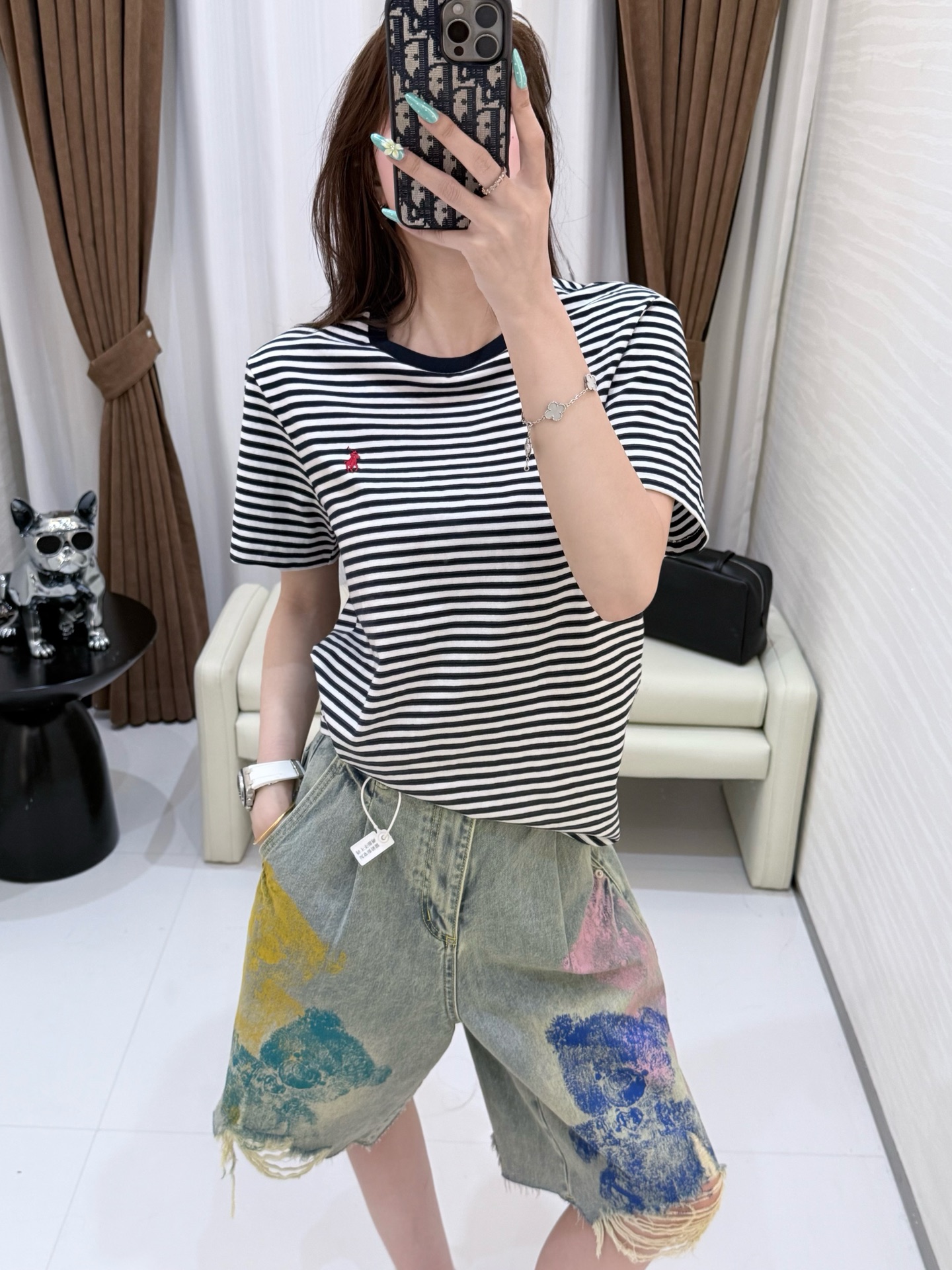 NO:844766,This color is retro and high-end!  The washed and distressed light blue tone has a natural yellowing texture. It is gentle and textured, and the upper body has a lazy and casual retro atmosphere. The more time-traveled it becomes, the more it tastes!  !  ,,19860909这个颜色复古又高级！ 水洗做旧的浅蓝调,带着自然的泛黄肌理 温柔又有质感,上身自带慵懒随性的复古氛围 越穿越有味道！！,,,Women's clothing