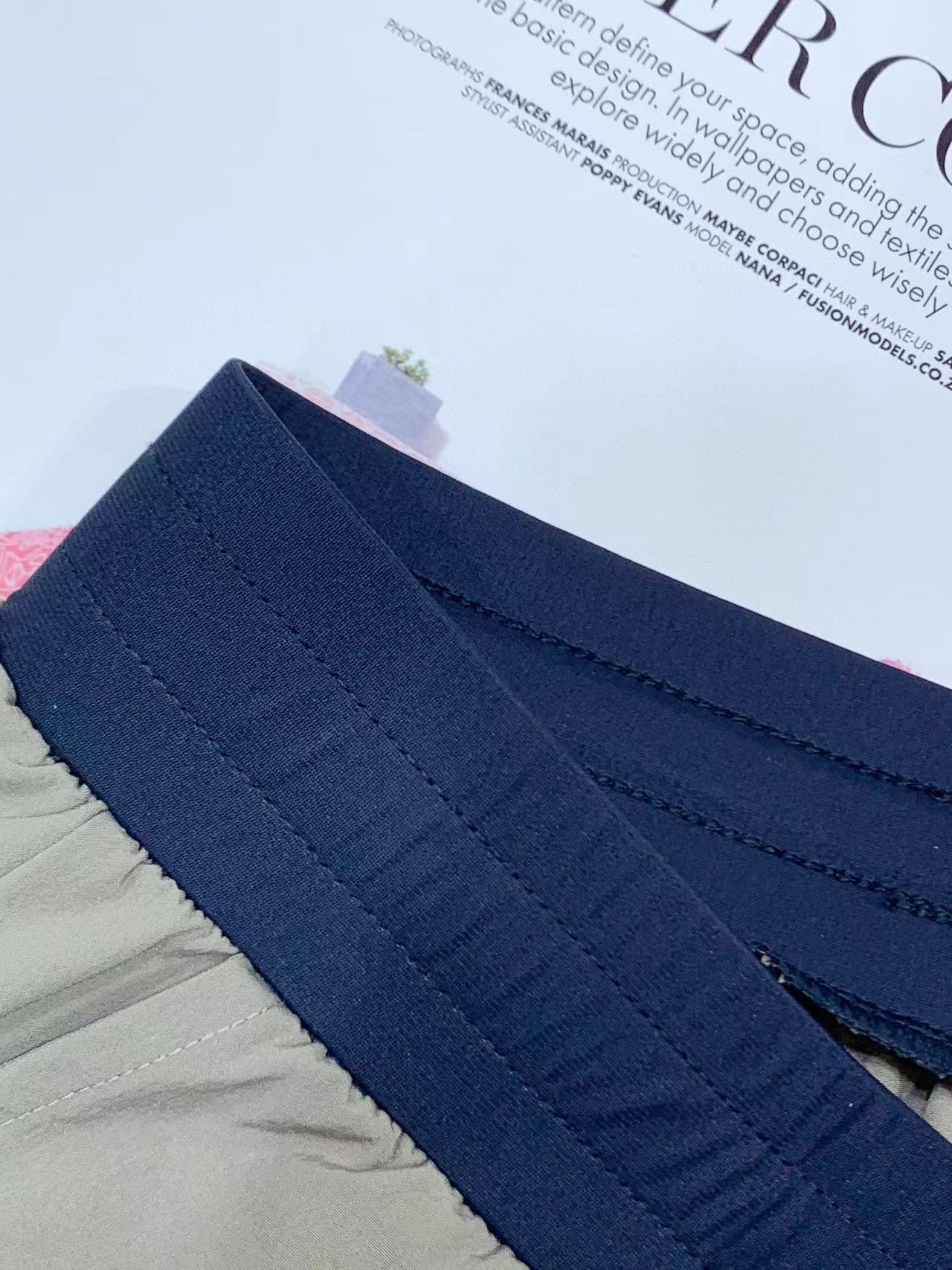 ❇️ 上新💰150
凯乐石夏季新一代运动短裤。手感顺滑速干排汗轻薄透气，而且还具抗备皱 不变形的特性，上身级超有型超级冰爽。炎炎夏日非常舒服!
品名：运动四色短裤
颜色：蓝色 卡其色 灰色 黑色
  简单大气！大厂订单，无论面料还是工做细节绝对都是一流，立体剪裁，上身显瘦。炎热又漫的长夏季，强烈建议手人两条,必入!
尺码：M-3XL适合180-200斤左右穿。模特180，145斤驾驭L码合适！






