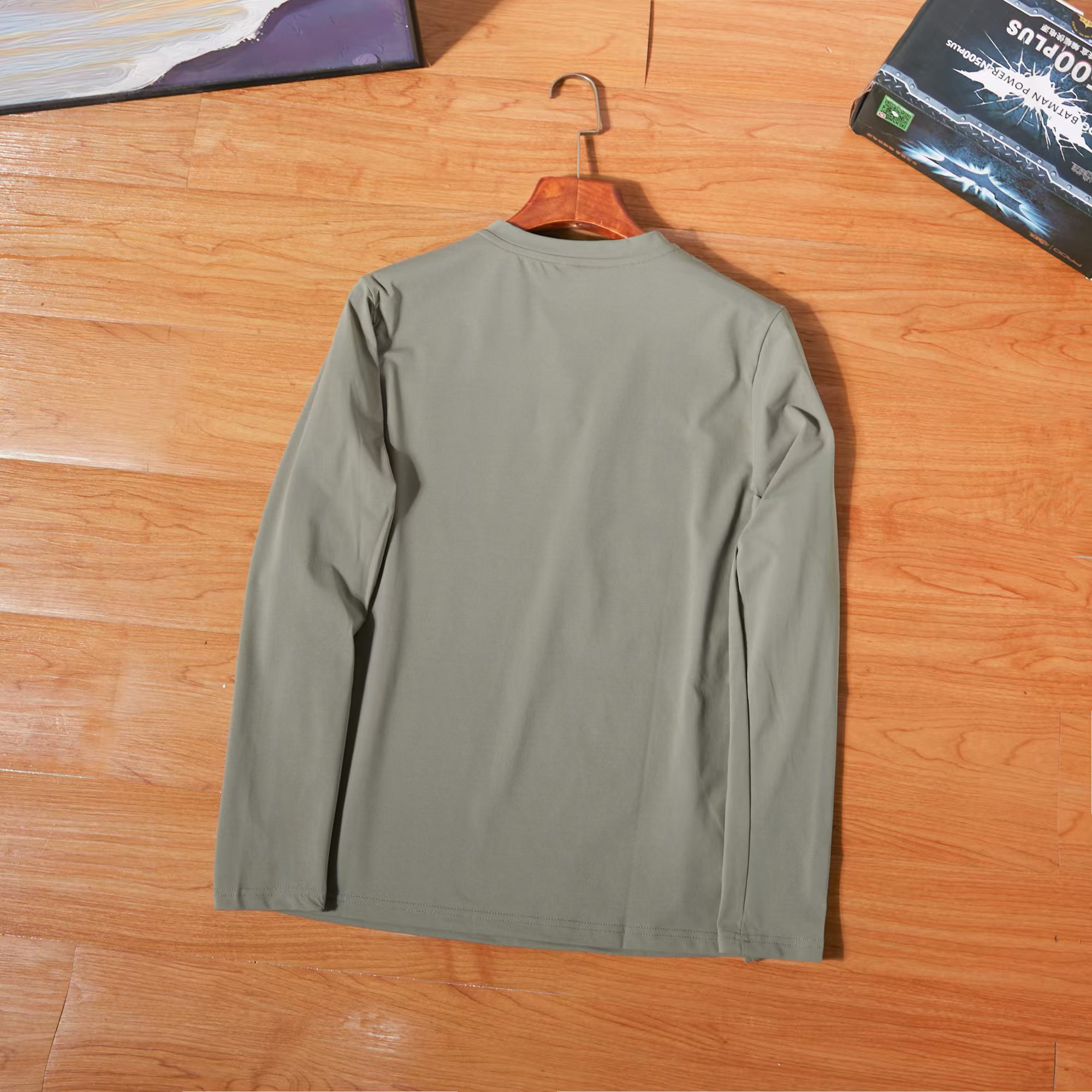 💰115
DESCENTE/迪桑特柜子新款长袖打底衫!入秋必备的一款户外套头打底衫!户外登山防寒保暖聚热无敌必备,打底单穿系列!可打底保暖可以外穿的跑量实穿款!高科技面料,蓄热保温,摆脱秋冬臃肿,面料超级柔软 立体剪裁 ,好穿不挑人!经典硅胶LOGO精致密实,简约又精致.小立领套头款,方便穿脱!做内搭单穿都很合适!秋天脖子也不会暴露在冷风中!尤其适合户外运动时穿着!!不管是外侧,还是内里考究做工,无处不在的品牌精神!细节很到位!三标齐全!必备单品!
颜色黑色 藏青 绿色 蓝色 卡其。
尺码M-3XL