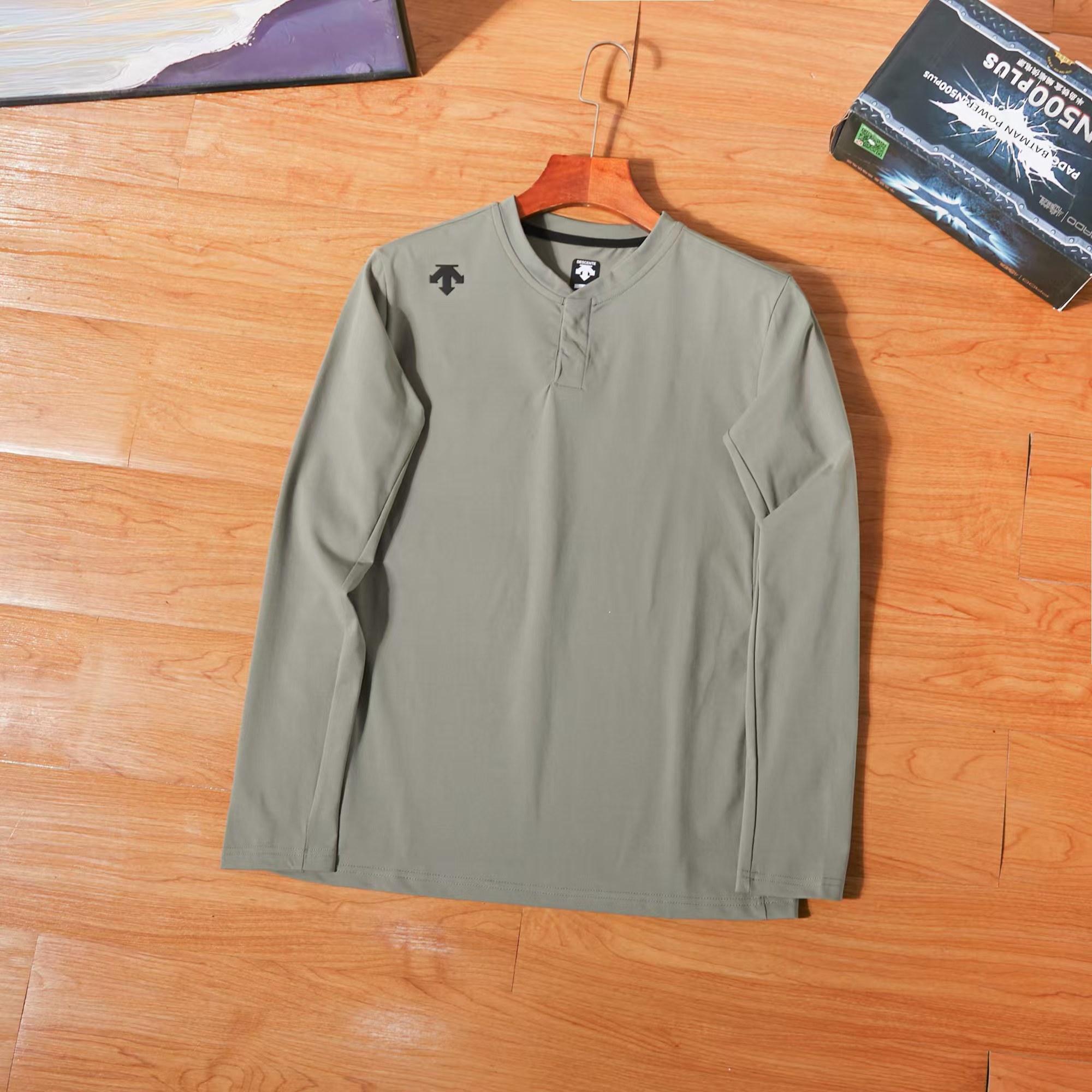 💰115
DESCENTE/迪桑特柜子新款长袖打底衫!入秋必备的一款户外套头打底衫!户外登山防寒保暖聚热无敌必备,打底单穿系列!可打底保暖可以外穿的跑量实穿款!高科技面料,蓄热保温,摆脱秋冬臃肿,面料超级柔软 立体剪裁 ,好穿不挑人!经典硅胶LOGO精致密实,简约又精致.小立领套头款,方便穿脱!做内搭单穿都很合适!秋天脖子也不会暴露在冷风中!尤其适合户外运动时穿着!!不管是外侧,还是内里考究做工,无处不在的品牌精神!细节很到位!三标齐全!必备单品!
颜色黑色 藏青 绿色 蓝色 卡其。
尺码M-3XL