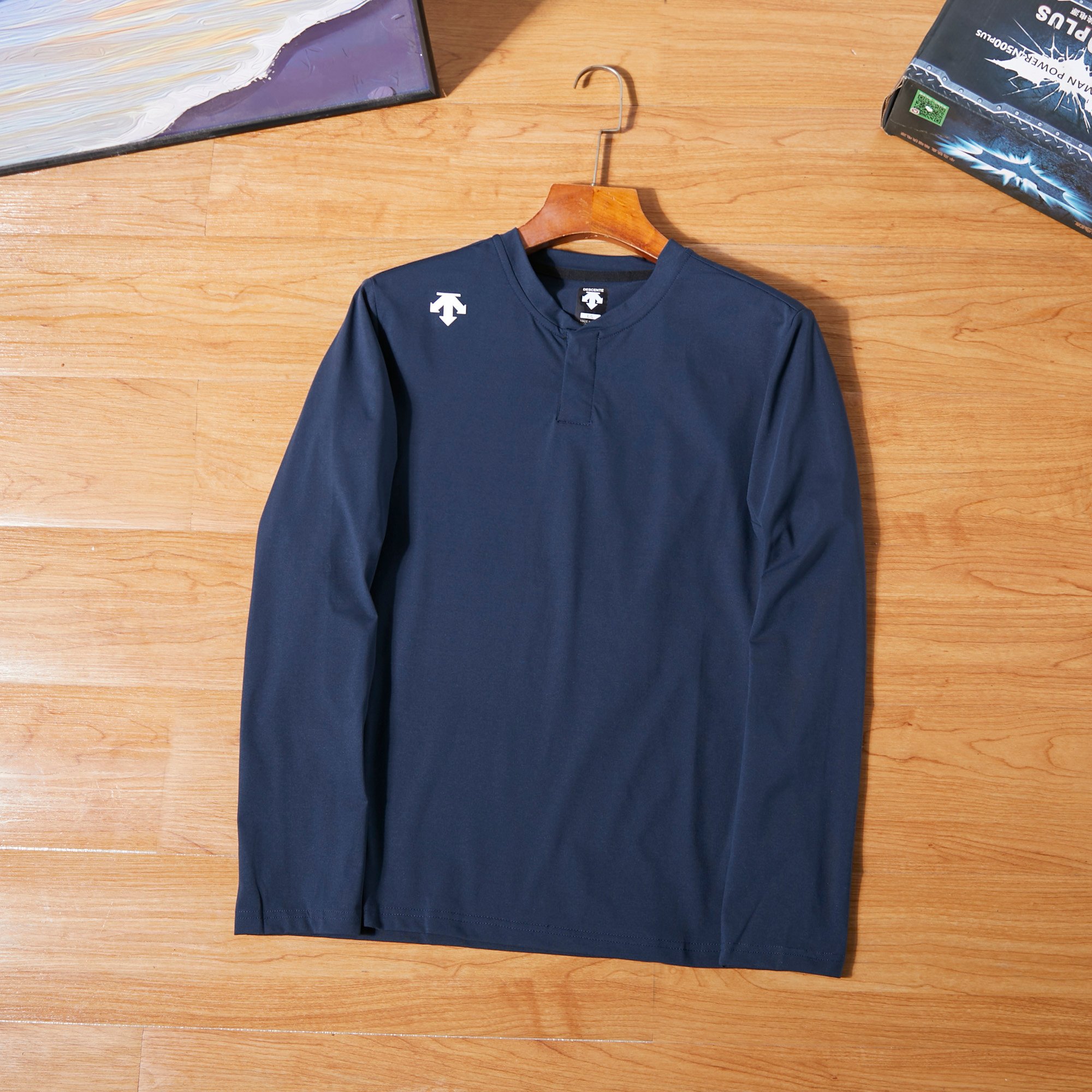 💰115
DESCENTE/迪桑特柜子新款长袖打底衫!入秋必备的一款户外套头打底衫!户外登山防寒保暖聚热无敌必备,打底单穿系列!可打底保暖可以外穿的跑量实穿款!高科技面料,蓄热保温,摆脱秋冬臃肿,面料超级柔软 立体剪裁 ,好穿不挑人!经典硅胶LOGO精致密实,简约又精致.小立领套头款,方便穿脱!做内搭单穿都很合适!秋天脖子也不会暴露在冷风中!尤其适合户外运动时穿着!!不管是外侧,还是内里考究做工,无处不在的品牌精神!细节很到位!三标齐全!必备单品!
颜色黑色 藏青 绿色 蓝色 卡其。
尺码M-3XL