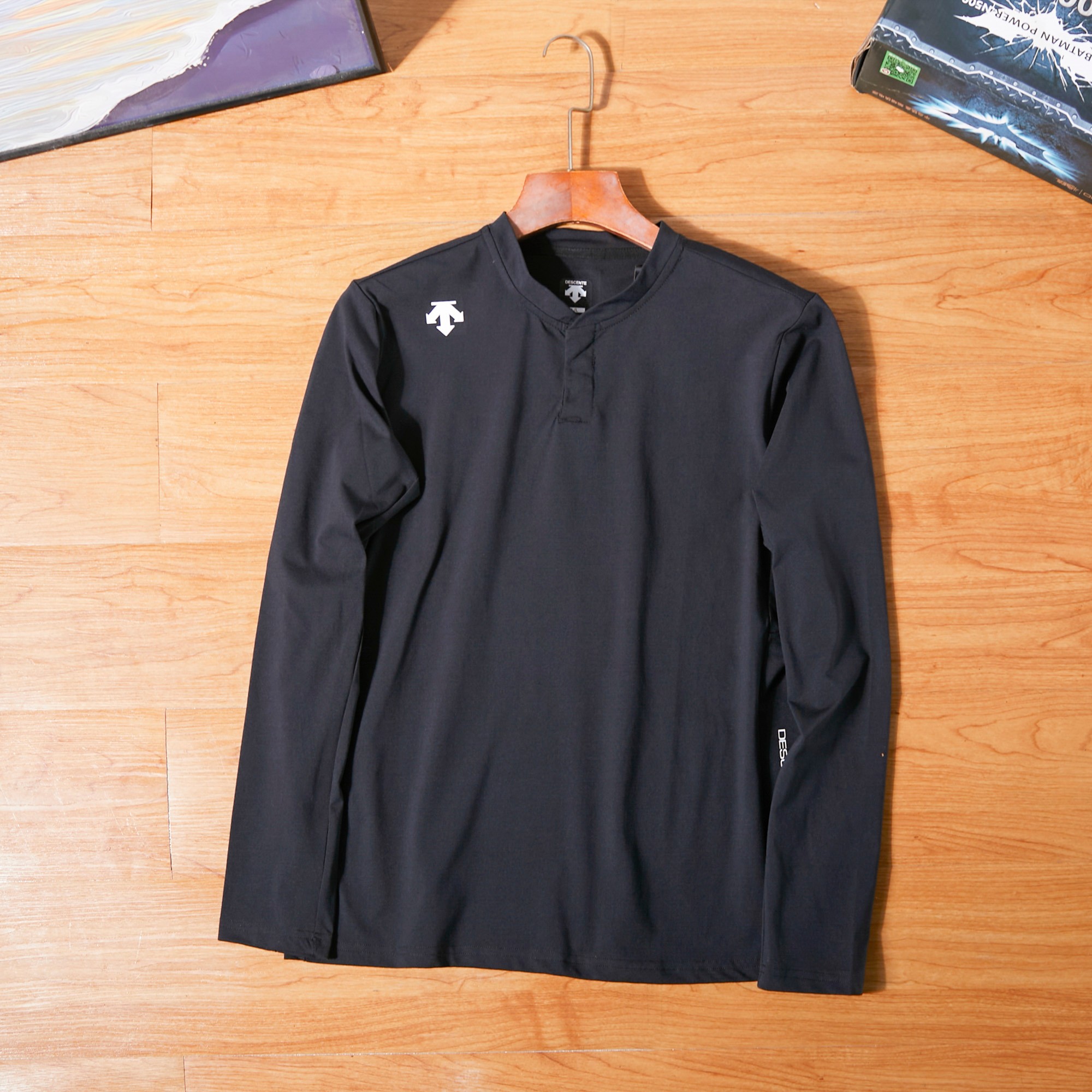 💰115
DESCENTE/迪桑特柜子新款长袖打底衫!入秋必备的一款户外套头打底衫!户外登山防寒保暖聚热无敌必备,打底单穿系列!可打底保暖可以外穿的跑量实穿款!高科技面料,蓄热保温,摆脱秋冬臃肿,面料超级柔软 立体剪裁 ,好穿不挑人!经典硅胶LOGO精致密实,简约又精致.小立领套头款,方便穿脱!做内搭单穿都很合适!秋天脖子也不会暴露在冷风中!尤其适合户外运动时穿着!!不管是外侧,还是内里考究做工,无处不在的品牌精神!细节很到位!三标齐全!必备单品!
颜色黑色 藏青 绿色 蓝色 卡其。
尺码M-3XL