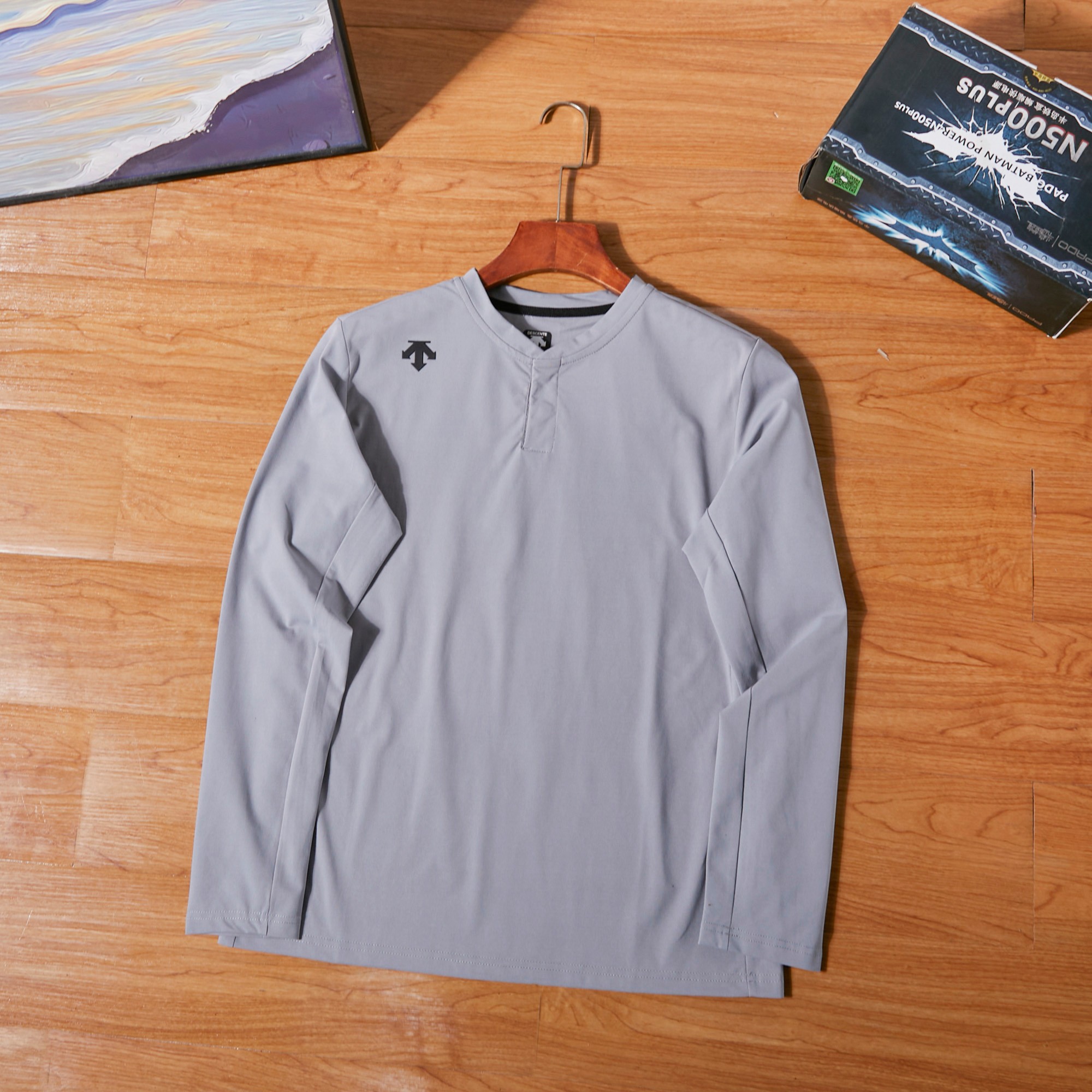 💰115
DESCENTE/迪桑特柜子新款长袖打底衫!入秋必备的一款户外套头打底衫!户外登山防寒保暖聚热无敌必备,打底单穿系列!可打底保暖可以外穿的跑量实穿款!高科技面料,蓄热保温,摆脱秋冬臃肿,面料超级柔软 立体剪裁 ,好穿不挑人!经典硅胶LOGO精致密实,简约又精致.小立领套头款,方便穿脱!做内搭单穿都很合适!秋天脖子也不会暴露在冷风中!尤其适合户外运动时穿着!!不管是外侧,还是内里考究做工,无处不在的品牌精神!细节很到位!三标齐全!必备单品!
颜色黑色 藏青 绿色 蓝色 卡其。
尺码M-3XL