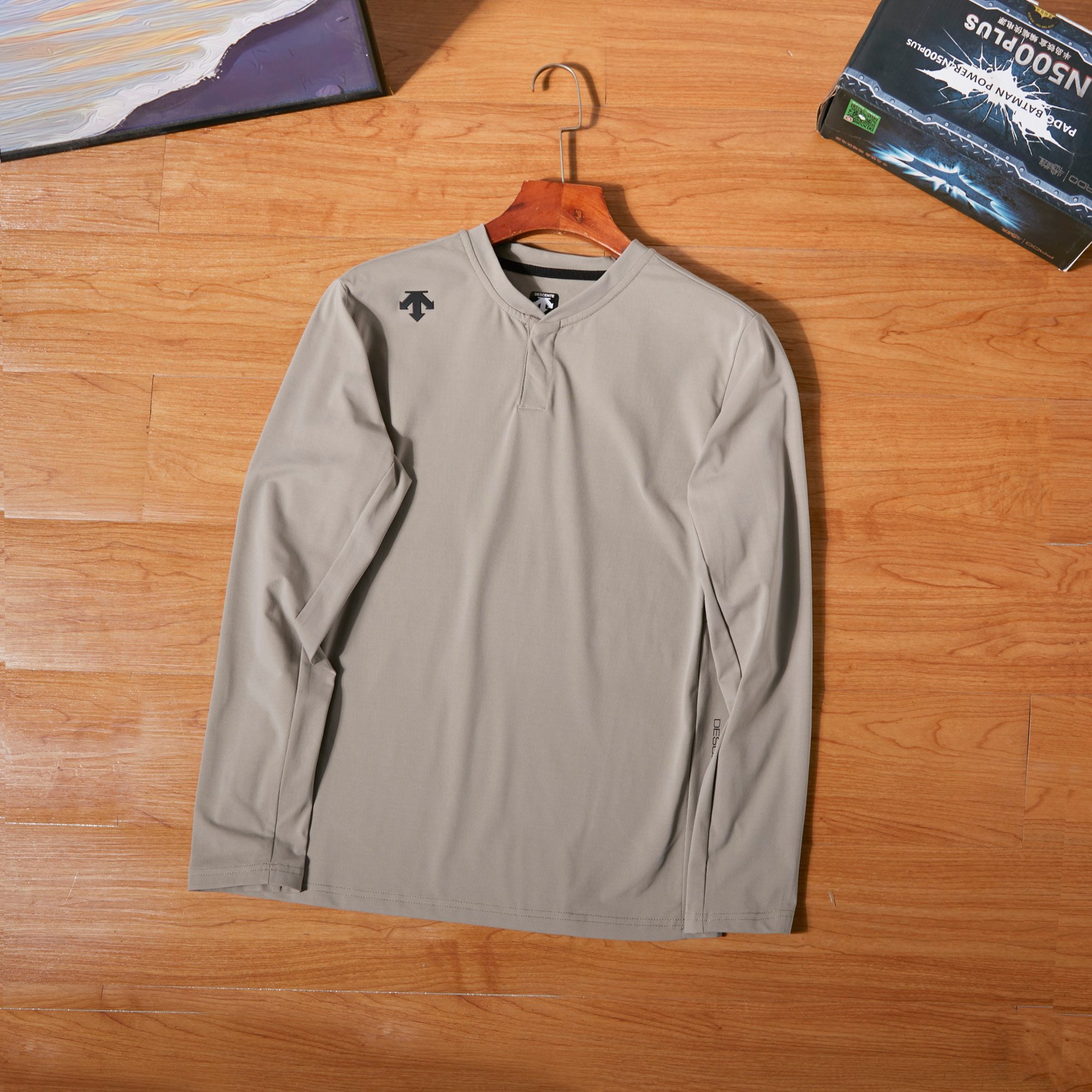 💰115
DESCENTE/迪桑特柜子新款长袖打底衫!入秋必备的一款户外套头打底衫!户外登山防寒保暖聚热无敌必备,打底单穿系列!可打底保暖可以外穿的跑量实穿款!高科技面料,蓄热保温,摆脱秋冬臃肿,面料超级柔软 立体剪裁 ,好穿不挑人!经典硅胶LOGO精致密实,简约又精致.小立领套头款,方便穿脱!做内搭单穿都很合适!秋天脖子也不会暴露在冷风中!尤其适合户外运动时穿着!!不管是外侧,还是内里考究做工,无处不在的品牌精神!细节很到位!三标齐全!必备单品!
颜色黑色 藏青 绿色 蓝色 卡其。
尺码M-3XL