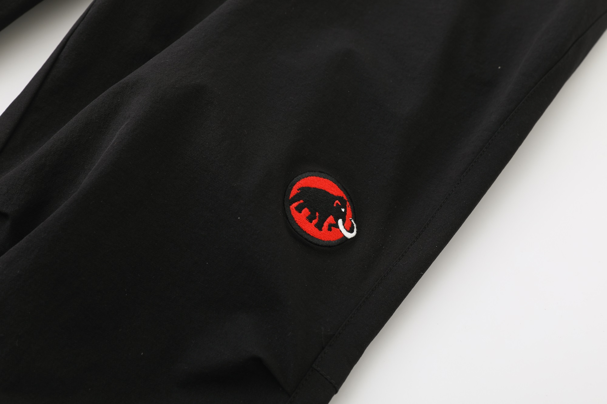 Luxury Mammoth Embroidered Soft-Shell Pants with Eco-Friendly Features - 图片 5