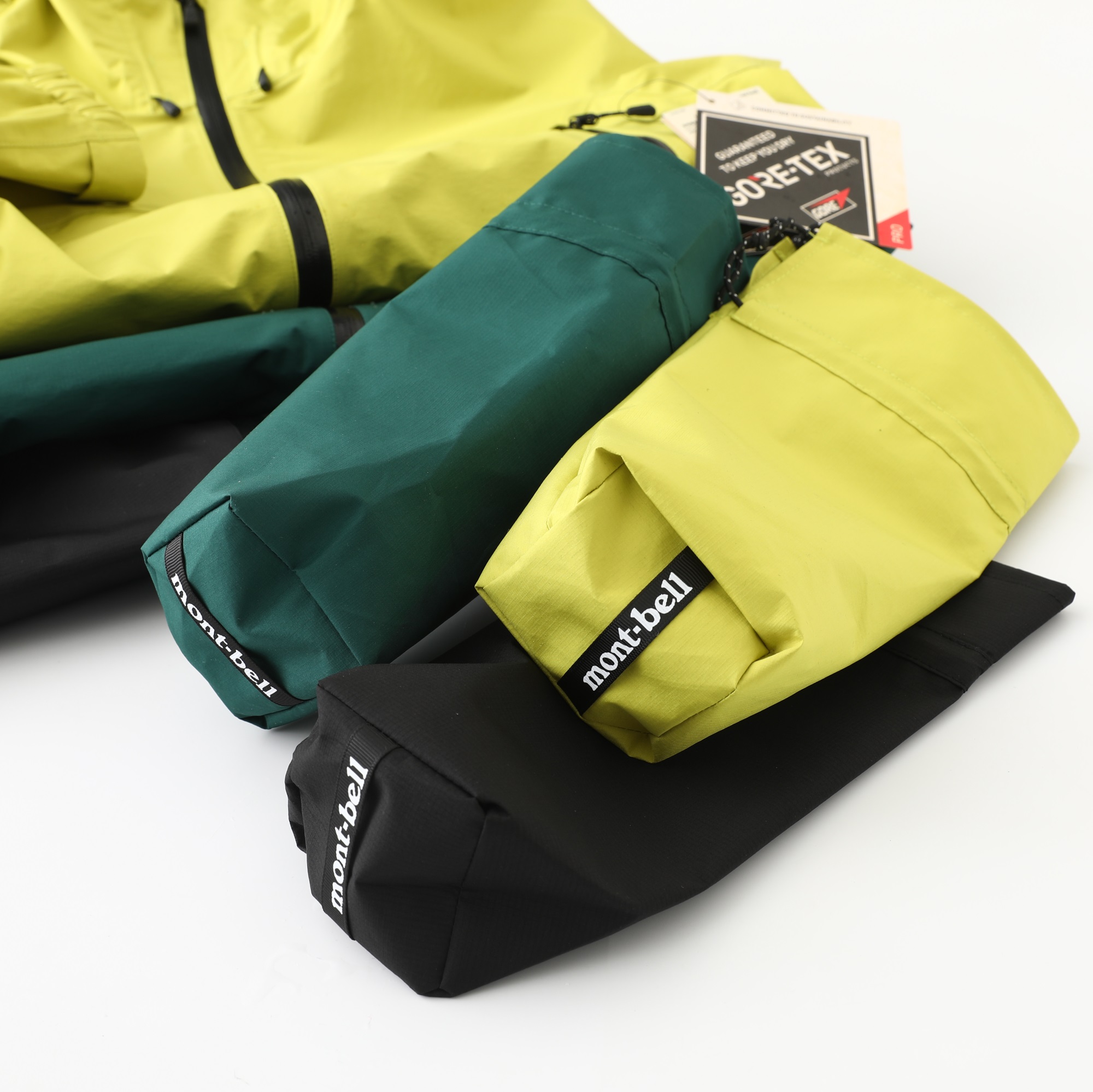 💰330
雨舞者俗称的熊猫冲锋衣,爆裂来袭
- MONTBELL 雨舞者Gore-tex 宽松休闲纯色时尚百搭字母印花雨壳 户外远足 防水防风透气防雨冲锋衣 男女同款 -
各位户外探险爱好者,当你踏入未知山林、穿越湍急溪流,一件可靠的雨具必不可少,MONTBELL雨舞者Gore-tex冲锋衣就是你的最佳拍档!它采用顶级Gore-tex面料,防水性能堪称一绝,细密分子结构能抵御暴雨倾盆,水珠在表面瞬间滑落,衣物内部始终干爽。同时,卓越的防风能力,让你在山风呼啸中也能稳步前行,不被强风干扰。透气设计则巧妙平衡内外温差,避免闷热。宽松休闲版型,不限制肢体活动,方便你攀爬、跳跃。纯色搭配字母印花,简约时尚,男女同款,和伙伴或爱人穿着,携手征服山川,无惧风雨,开启刺激探险之旅!
颜色:荧光黄 石板绿 黑色
尺码:S-XL
衣长 胸围 肩袖 袖口
S 71 108 77 25
M 73 112 78.5 26
L 75 116 80 27
XL 77 120 82 28