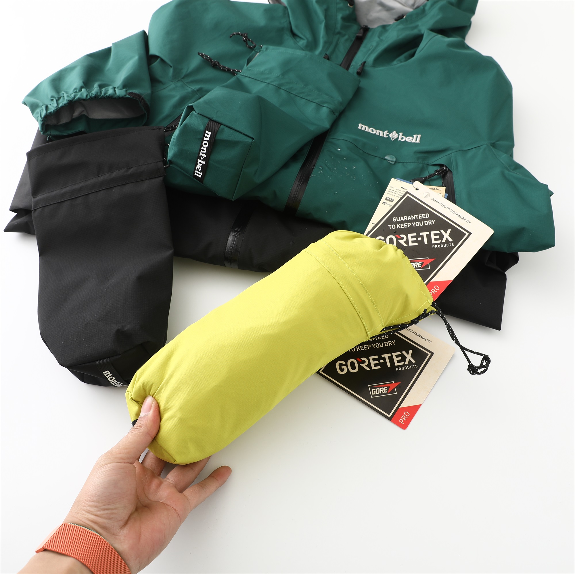 💰330
雨舞者俗称的熊猫冲锋衣,爆裂来袭
- MONTBELL 雨舞者Gore-tex 宽松休闲纯色时尚百搭字母印花雨壳 户外远足 防水防风透气防雨冲锋衣 男女同款 -
各位户外探险爱好者,当你踏入未知山林、穿越湍急溪流,一件可靠的雨具必不可少,MONTBELL雨舞者Gore-tex冲锋衣就是你的最佳拍档!它采用顶级Gore-tex面料,防水性能堪称一绝,细密分子结构能抵御暴雨倾盆,水珠在表面瞬间滑落,衣物内部始终干爽。同时,卓越的防风能力,让你在山风呼啸中也能稳步前行,不被强风干扰。透气设计则巧妙平衡内外温差,避免闷热。宽松休闲版型,不限制肢体活动,方便你攀爬、跳跃。纯色搭配字母印花,简约时尚,男女同款,和伙伴或爱人穿着,携手征服山川,无惧风雨,开启刺激探险之旅!
颜色:荧光黄 石板绿 黑色
尺码:S-XL
衣长 胸围 肩袖 袖口
S 71 108 77 25
M 73 112 78.5 26
L 75 116 80 27
XL 77 120 82 28