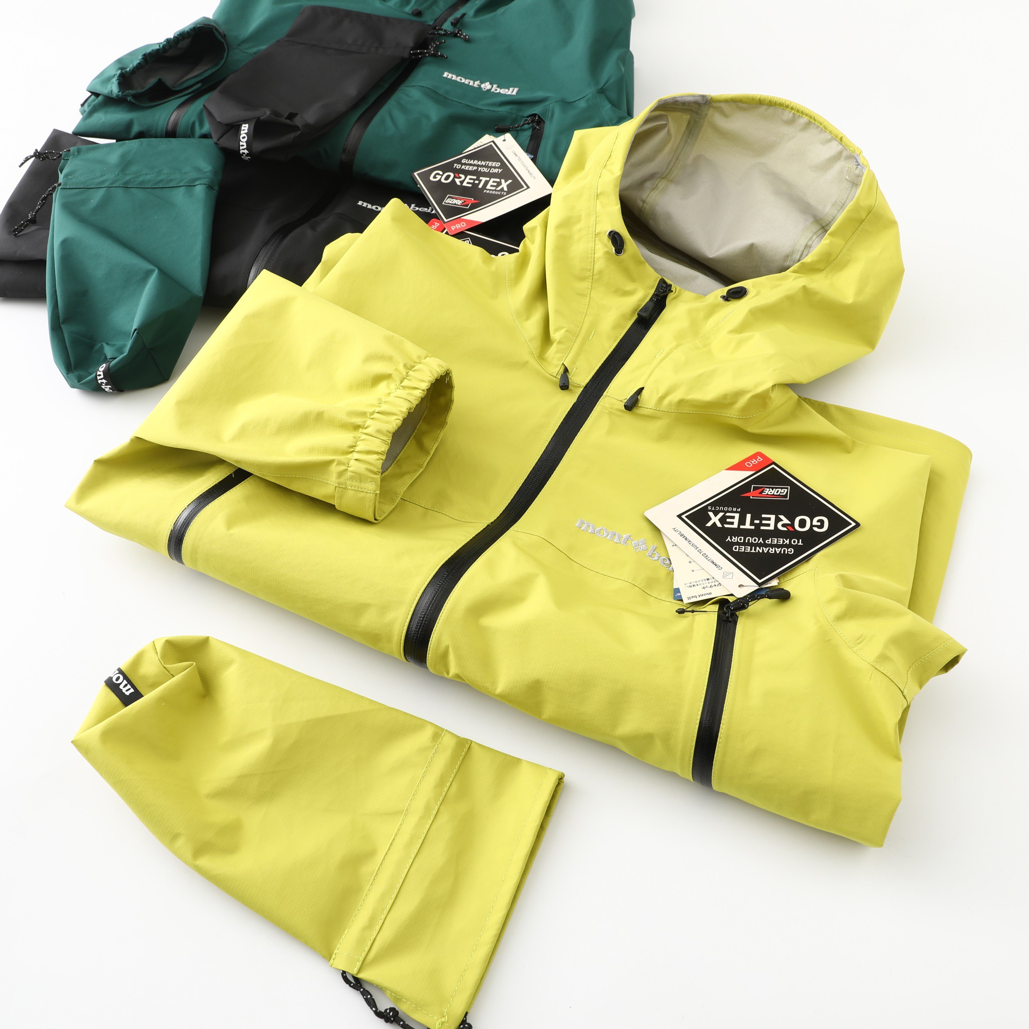 💰330
雨舞者俗称的熊猫冲锋衣,爆裂来袭
- MONTBELL 雨舞者Gore-tex 宽松休闲纯色时尚百搭字母印花雨壳 户外远足 防水防风透气防雨冲锋衣 男女同款 -
各位户外探险爱好者,当你踏入未知山林、穿越湍急溪流,一件可靠的雨具必不可少,MONTBELL雨舞者Gore-tex冲锋衣就是你的最佳拍档!它采用顶级Gore-tex面料,防水性能堪称一绝,细密分子结构能抵御暴雨倾盆,水珠在表面瞬间滑落,衣物内部始终干爽。同时,卓越的防风能力,让你在山风呼啸中也能稳步前行,不被强风干扰。透气设计则巧妙平衡内外温差,避免闷热。宽松休闲版型,不限制肢体活动,方便你攀爬、跳跃。纯色搭配字母印花,简约时尚,男女同款,和伙伴或爱人穿着,携手征服山川,无惧风雨,开启刺激探险之旅!
颜色:荧光黄 石板绿 黑色
尺码:S-XL
衣长 胸围 肩袖 袖口
S 71 108 77 25
M 73 112 78.5 26
L 75 116 80 27
XL 77 120 82 28