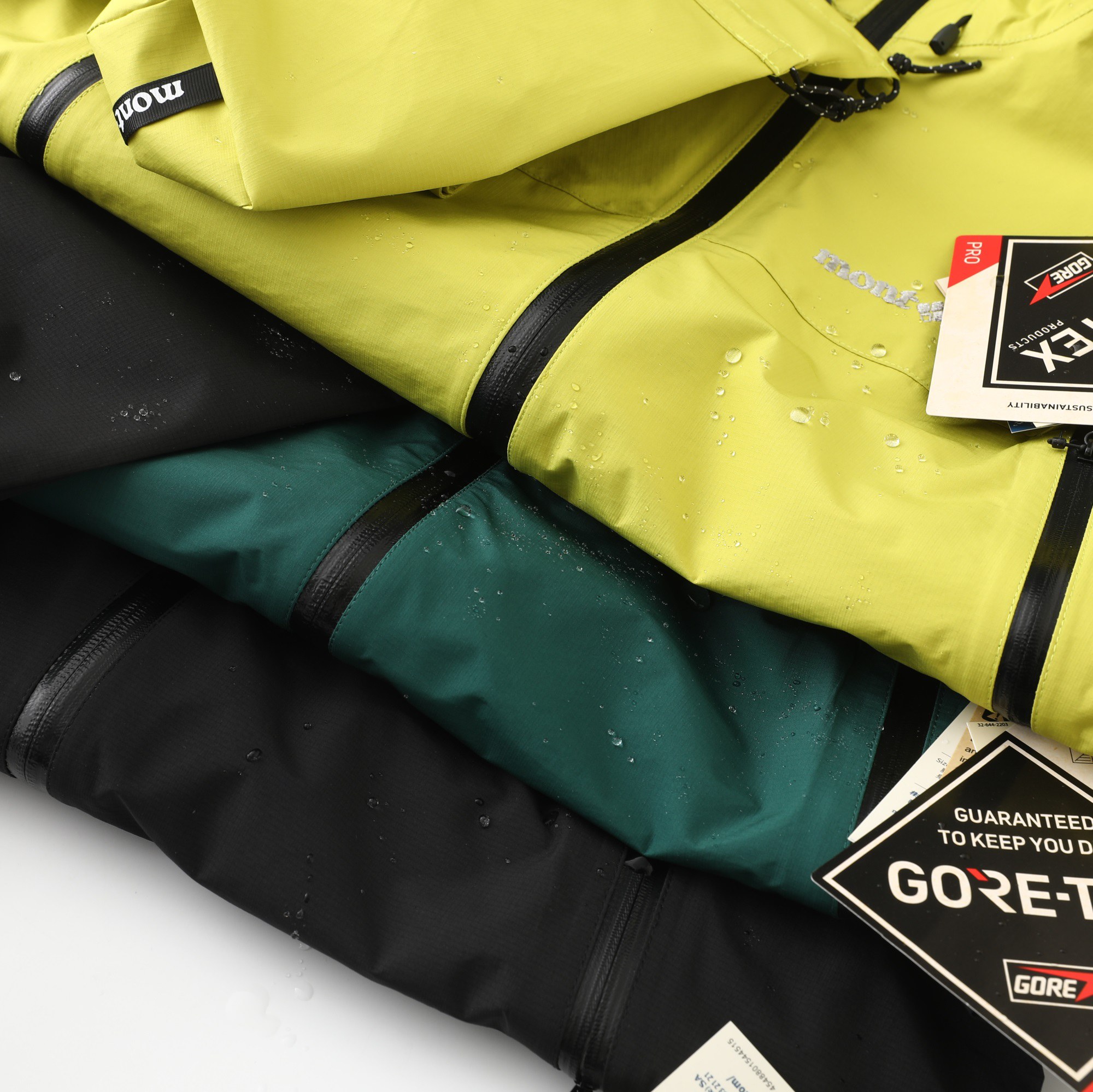 💰330
雨舞者俗称的熊猫冲锋衣,爆裂来袭
- MONTBELL 雨舞者Gore-tex 宽松休闲纯色时尚百搭字母印花雨壳 户外远足 防水防风透气防雨冲锋衣 男女同款 -
各位户外探险爱好者,当你踏入未知山林、穿越湍急溪流,一件可靠的雨具必不可少,MONTBELL雨舞者Gore-tex冲锋衣就是你的最佳拍档!它采用顶级Gore-tex面料,防水性能堪称一绝,细密分子结构能抵御暴雨倾盆,水珠在表面瞬间滑落,衣物内部始终干爽。同时,卓越的防风能力,让你在山风呼啸中也能稳步前行,不被强风干扰。透气设计则巧妙平衡内外温差,避免闷热。宽松休闲版型,不限制肢体活动,方便你攀爬、跳跃。纯色搭配字母印花,简约时尚,男女同款,和伙伴或爱人穿着,携手征服山川,无惧风雨,开启刺激探险之旅!
颜色:荧光黄 石板绿 黑色
尺码:S-XL
衣长 胸围 肩袖 袖口
S 71 108 77 25
M 73 112 78.5 26
L 75 116 80 27
XL 77 120 82 28