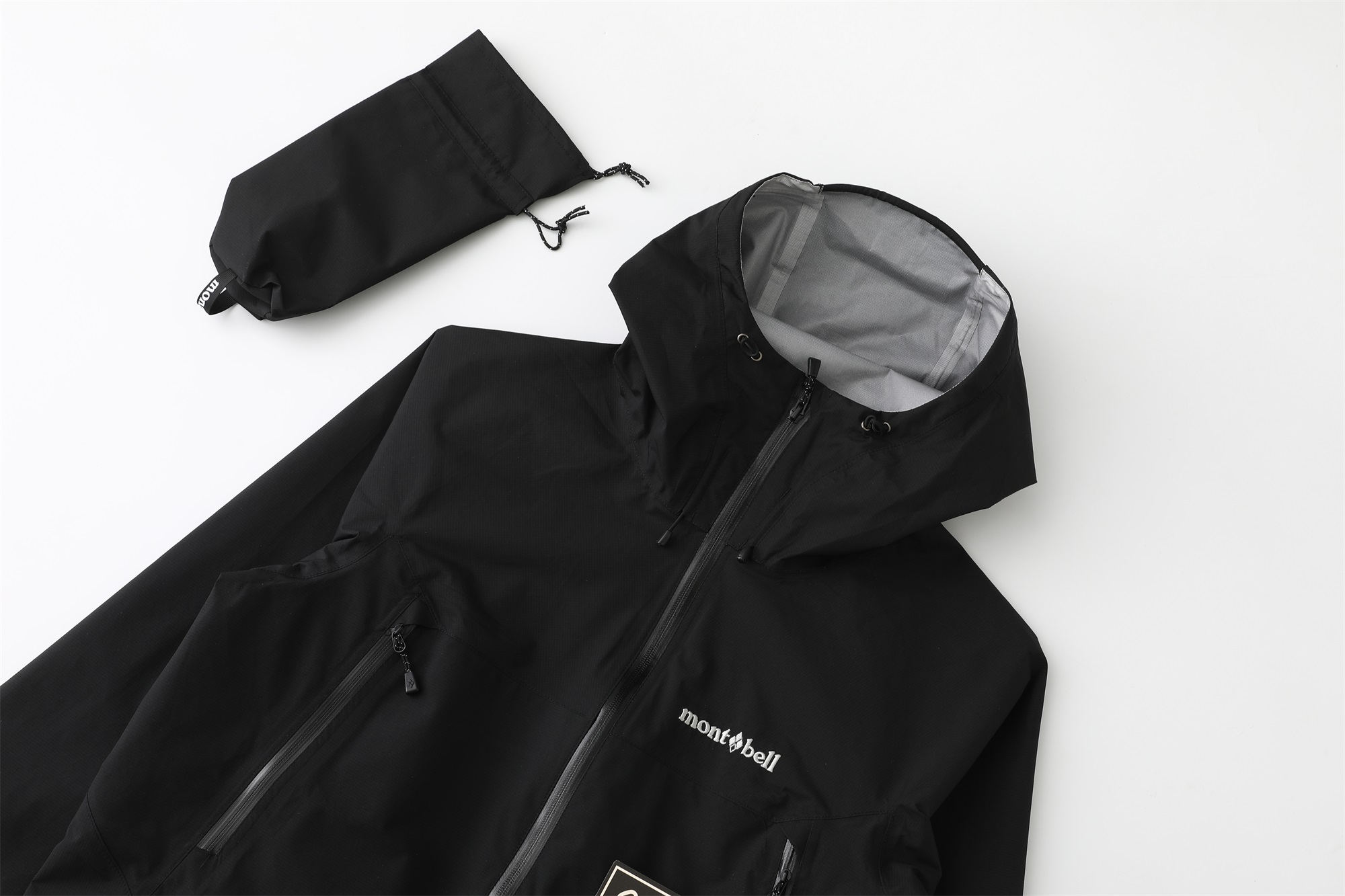 💰330
雨舞者俗称的熊猫冲锋衣,爆裂来袭
- MONTBELL 雨舞者Gore-tex 宽松休闲纯色时尚百搭字母印花雨壳 户外远足 防水防风透气防雨冲锋衣 男女同款 -
各位户外探险爱好者,当你踏入未知山林、穿越湍急溪流,一件可靠的雨具必不可少,MONTBELL雨舞者Gore-tex冲锋衣就是你的最佳拍档!它采用顶级Gore-tex面料,防水性能堪称一绝,细密分子结构能抵御暴雨倾盆,水珠在表面瞬间滑落,衣物内部始终干爽。同时,卓越的防风能力,让你在山风呼啸中也能稳步前行,不被强风干扰。透气设计则巧妙平衡内外温差,避免闷热。宽松休闲版型,不限制肢体活动,方便你攀爬、跳跃。纯色搭配字母印花,简约时尚,男女同款,和伙伴或爱人穿着,携手征服山川,无惧风雨,开启刺激探险之旅!
颜色:荧光黄 石板绿 黑色
尺码:S-XL
衣长 胸围 肩袖 袖口
S 71 108 77 25
M 73 112 78.5 26
L 75 116 80 27
XL 77 120 82 28