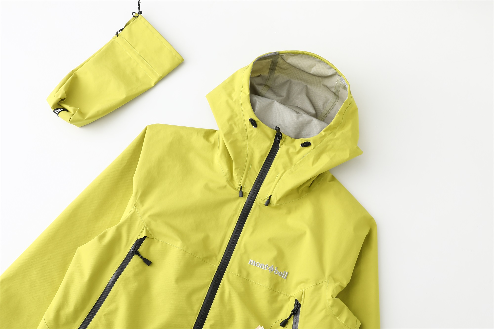 💰330
雨舞者俗称的熊猫冲锋衣,爆裂来袭
- MONTBELL 雨舞者Gore-tex 宽松休闲纯色时尚百搭字母印花雨壳 户外远足 防水防风透气防雨冲锋衣 男女同款 -
各位户外探险爱好者,当你踏入未知山林、穿越湍急溪流,一件可靠的雨具必不可少,MONTBELL雨舞者Gore-tex冲锋衣就是你的最佳拍档!它采用顶级Gore-tex面料,防水性能堪称一绝,细密分子结构能抵御暴雨倾盆,水珠在表面瞬间滑落,衣物内部始终干爽。同时,卓越的防风能力,让你在山风呼啸中也能稳步前行,不被强风干扰。透气设计则巧妙平衡内外温差,避免闷热。宽松休闲版型,不限制肢体活动,方便你攀爬、跳跃。纯色搭配字母印花,简约时尚,男女同款,和伙伴或爱人穿着,携手征服山川,无惧风雨,开启刺激探险之旅!
颜色:荧光黄 石板绿 黑色
尺码:S-XL
衣长 胸围 肩袖 袖口
S 71 108 77 25
M 73 112 78.5 26
L 75 116 80 27
XL 77 120 82 28
