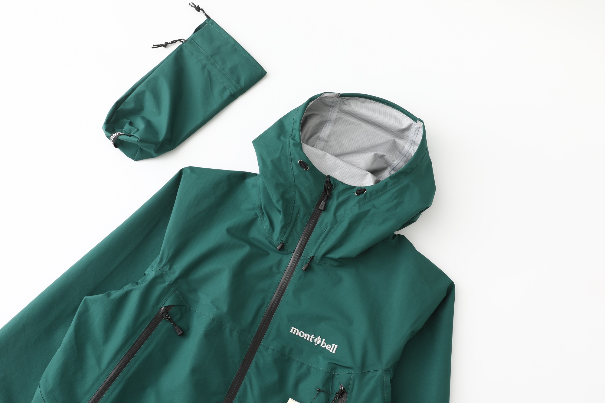 💰330
雨舞者俗称的熊猫冲锋衣,爆裂来袭
- MONTBELL 雨舞者Gore-tex 宽松休闲纯色时尚百搭字母印花雨壳 户外远足 防水防风透气防雨冲锋衣 男女同款 -
各位户外探险爱好者,当你踏入未知山林、穿越湍急溪流,一件可靠的雨具必不可少,MONTBELL雨舞者Gore-tex冲锋衣就是你的最佳拍档!它采用顶级Gore-tex面料,防水性能堪称一绝,细密分子结构能抵御暴雨倾盆,水珠在表面瞬间滑落,衣物内部始终干爽。同时,卓越的防风能力,让你在山风呼啸中也能稳步前行,不被强风干扰。透气设计则巧妙平衡内外温差,避免闷热。宽松休闲版型,不限制肢体活动,方便你攀爬、跳跃。纯色搭配字母印花,简约时尚,男女同款,和伙伴或爱人穿着,携手征服山川,无惧风雨,开启刺激探险之旅!
颜色:荧光黄 石板绿 黑色
尺码:S-XL
衣长 胸围 肩袖 袖口
S 71 108 77 25
M 73 112 78.5 26
L 75 116 80 27
XL 77 120 82 28