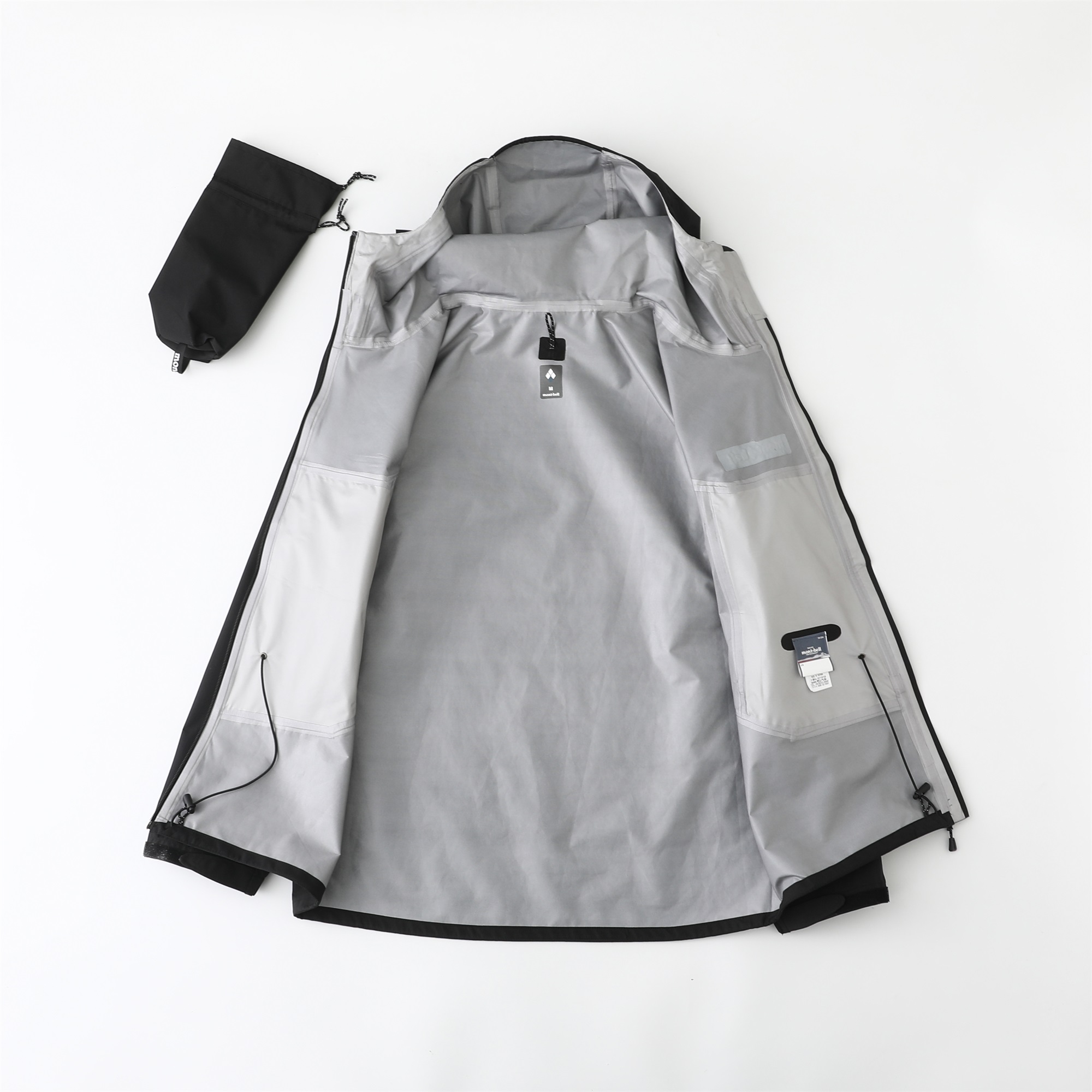 💰330
雨舞者俗称的熊猫冲锋衣,爆裂来袭
- MONTBELL 雨舞者Gore-tex 宽松休闲纯色时尚百搭字母印花雨壳 户外远足 防水防风透气防雨冲锋衣 男女同款 -
各位户外探险爱好者,当你踏入未知山林、穿越湍急溪流,一件可靠的雨具必不可少,MONTBELL雨舞者Gore-tex冲锋衣就是你的最佳拍档!它采用顶级Gore-tex面料,防水性能堪称一绝,细密分子结构能抵御暴雨倾盆,水珠在表面瞬间滑落,衣物内部始终干爽。同时,卓越的防风能力,让你在山风呼啸中也能稳步前行,不被强风干扰。透气设计则巧妙平衡内外温差,避免闷热。宽松休闲版型,不限制肢体活动,方便你攀爬、跳跃。纯色搭配字母印花,简约时尚,男女同款,和伙伴或爱人穿着,携手征服山川,无惧风雨,开启刺激探险之旅!
颜色:荧光黄 石板绿 黑色
尺码:S-XL
衣长 胸围 肩袖 袖口
S 71 108 77 25
M 73 112 78.5 26
L 75 116 80 27
XL 77 120 82 28
