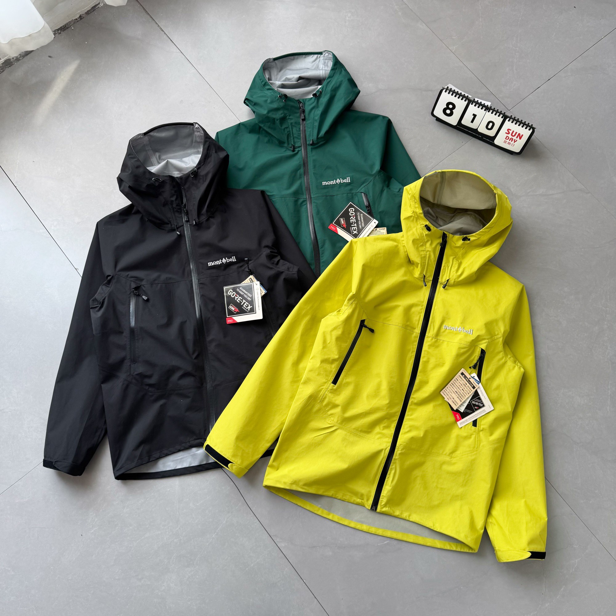 供💰330 国产之光,雨舞者俗称的熊猫冲锋衣,爆裂来袭
- MONTBELL 雨舞者Gore-tex 宽松休闲纯色时尚百搭字母印花雨壳 户外远足 防水防风透气防雨冲锋衣 男女同款 -
各位户外探险爱好者,当你踏入未知山林、穿越湍急溪流,一件可靠的雨具必不可少,MONTBELL雨舞者Gore-tex冲锋衣就是你的最佳拍档!它采用顶级Gore-tex面料,防水性能堪称一绝,细密分子结构能抵御暴雨倾盆,水珠在表面瞬间滑落,衣物内部始终干爽。同时,卓越的防风能力,让你在山风呼啸中也能稳步前行,不被强风干扰。透气设计则巧妙平衡内外温差,避免闷热。宽松休闲版型,不限制肢体活动,方便你攀爬、跳跃。纯色搭配字母印花,简约时尚,男女同款,和伙伴或爱人穿着,携手征服山川,无惧风雨,开启刺激探险之旅!
颜色:荧光黄 石板绿 黑色
尺码:S-XL
衣长 胸围 肩袖 袖口
S 71 108 77 25
M 73 112 78.5 26
L 75 116 80 27
XL 77 120 82 28