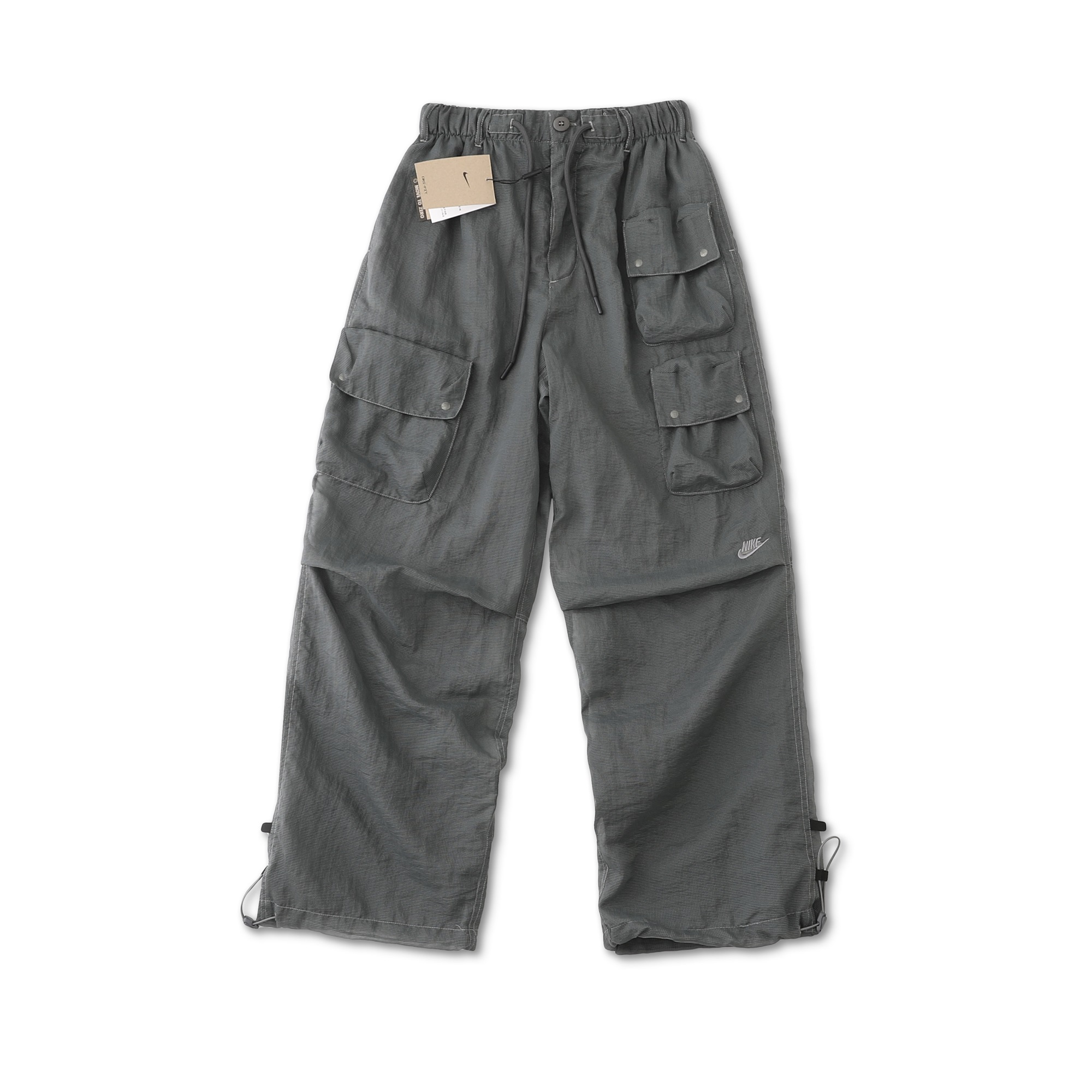 供145  耐克 Nike Sportswear Tech Pack 纯色logo刺绣工装梭织衬里多口袋休闲裤 情侣款
夏季透气双层百搭工装裤，专为炎热夏天而生，避免蚊虫叮咬
细节做工辅料1:1 订做， 原版购入，面料定织定染，极为耗时，网面设计透气亲肤，细节请看高清图，多个口袋可以修饰身形又很实用，夏天不喜欢穿短裤得铁子们必入款，虽然是长裤，但是穿起来真的和短裤一样凉爽！！
颜色：铁灰色
货号：FQ3869－068
尺码：S  M  L  XL    松紧腰弹力很大

          裤长     臀围     脚围    腰围     建议
S        96        108       44       64       120斤内
M      98         110       46       67       120-145斤
L       100        112      48       70       145-170斤
XL     102       116      50       73        170-195斤