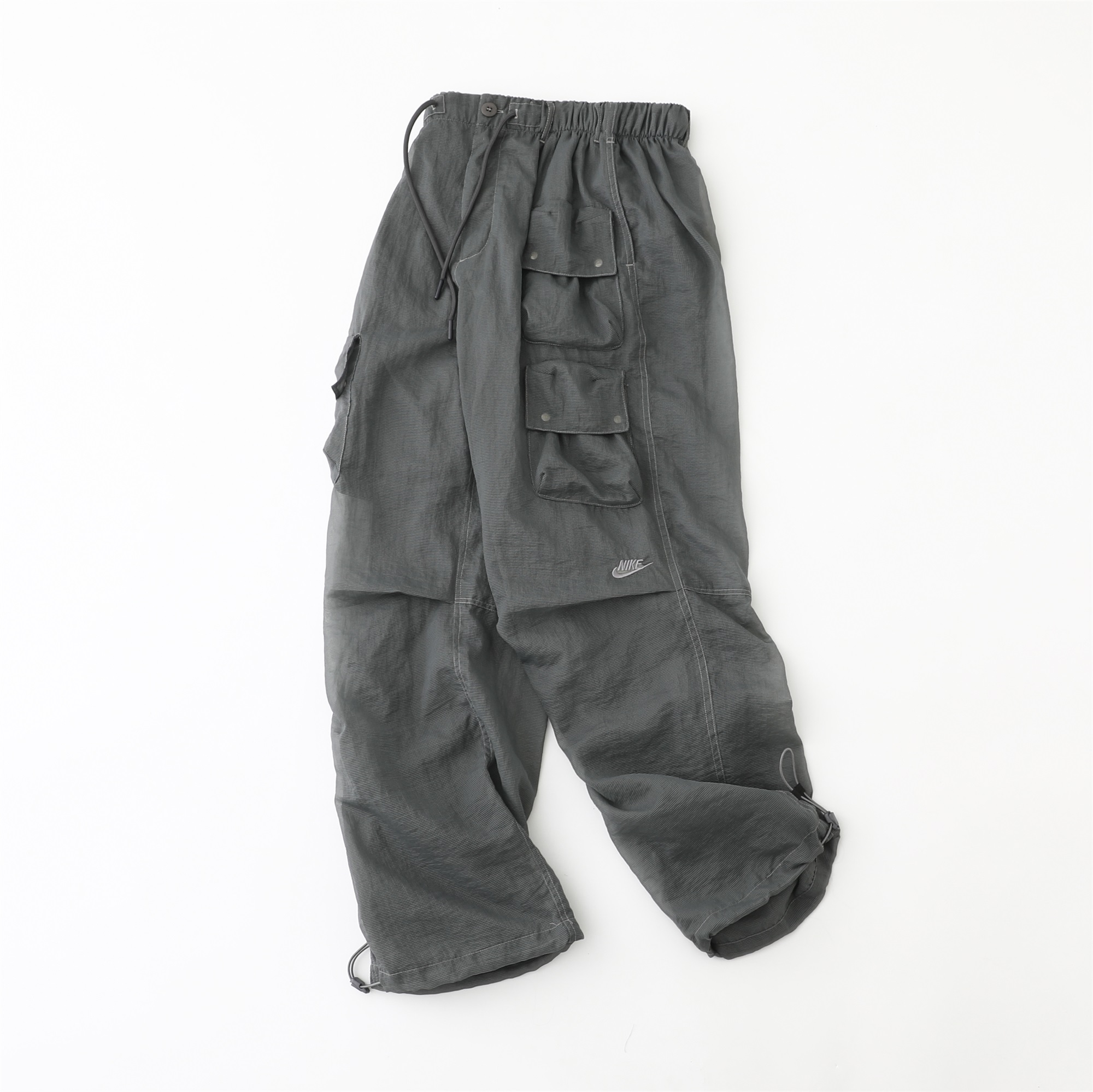 供145 耐克 Nike Sportswear Tech Pack 纯色logo刺绣工装梭织衬里多口袋休闲裤 情侣款
夏季透气双层百搭工装裤,专为炎热夏天而生,避免蚊虫叮咬
细节做工辅料1:1 订做, 原版购入,面料定织定染,极为耗时,网面设计透气亲肤,细节请看高清图,多个口袋可以修饰身形又很实用,夏天不喜欢穿短裤得铁子们必入款,虽然是长裤,但是穿起来真的和短裤一样凉爽!!
颜色:铁灰色
货号:FQ3869-068
尺码:S M L XL 松紧腰弹力很大
裤长 臀围 脚围 腰围 建议
S 96 108 44 64 120斤内
M 98 110 46 67 120-145斤
L 100 112 48 70 145-170斤
XL 102 116 50 73 170-195斤