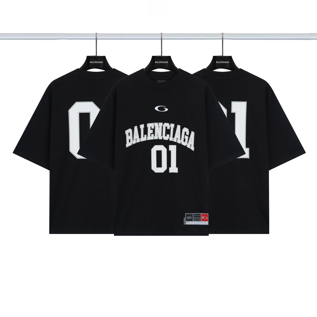 巴黎世家Balenciaga 球服01号短袖💰P100 2025SS新主麦上身 刺绣为进口田岛万针刺绣贴布绣工艺 印花采用进口椭圆机胶浆印花 还原正品细节 区别市场烫画工艺 电脑扫描精准对位印花色泽度完全还原 面料采用32s240克 大货三标齐+码数贴+带Logo防尘纸 颜色:黑色