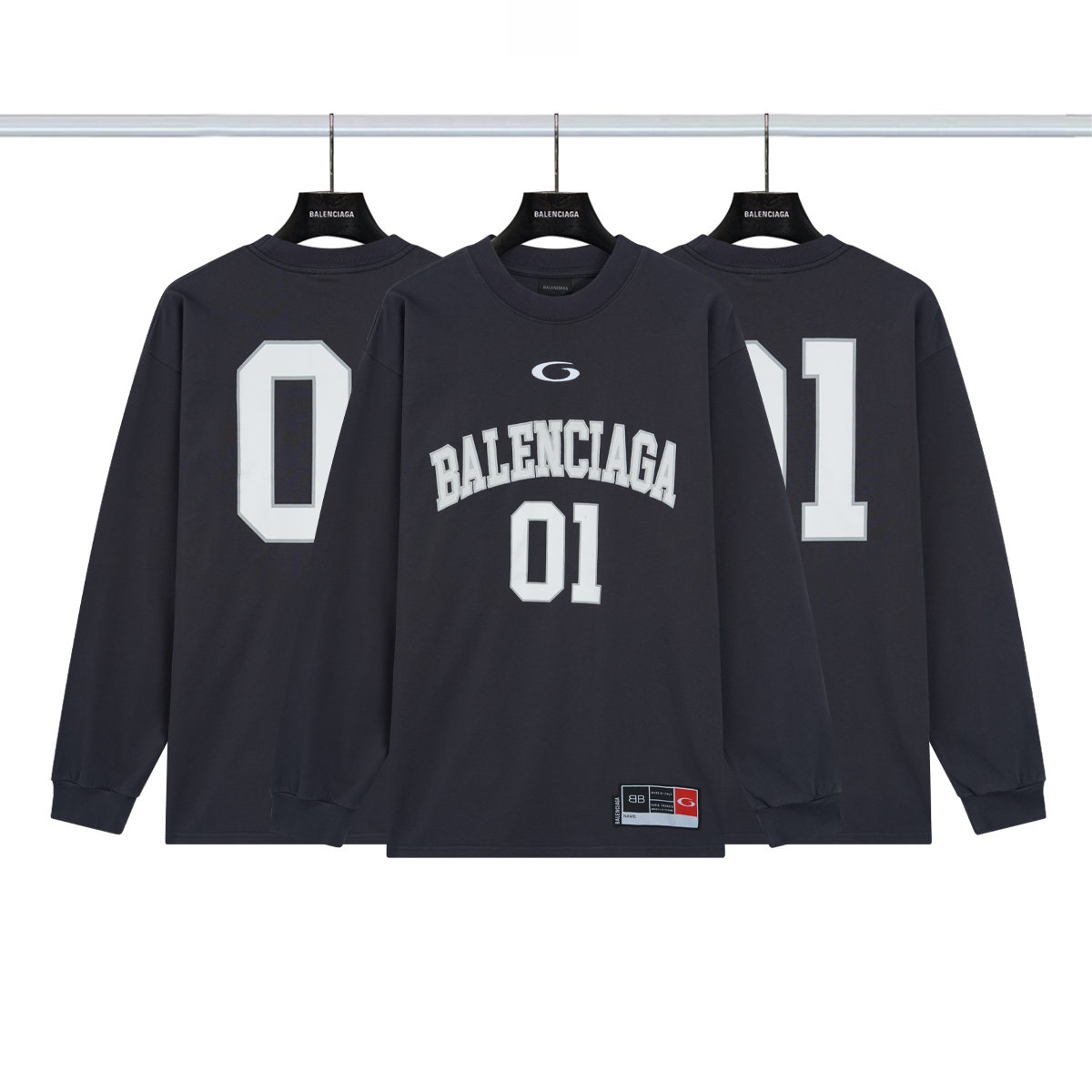 巴黎世家Balenciaga 球服01号长袖💰P120 2025SS新主麦上身 刺绣为进口田岛万针刺绣贴布绣工艺 印花采用进口椭圆机胶浆印花 还原正品细节 区别市场烫画工艺 电脑扫描精准对位印花色泽度完全还原 面料采用32s240克 大货三标齐+码数贴+带Logo防尘纸 颜色:深灰色