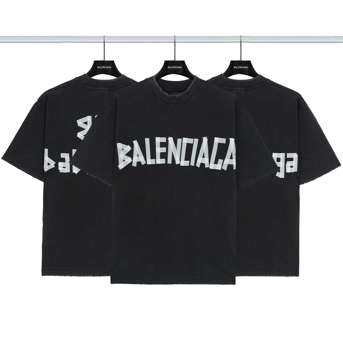 Balenciaga 巴黎世家美纹纸胶带短袖💰P100 采用进口康丽机 只有真正的康丽机才能做出每一个细节 区别市场版本 美纹纸的质感和背后的胶带感觉都是经过多次调试才出来的 区别市场烫画工艺 真正的康丽直喷2024新版又新增了网格效果 而且厚度加深 非常有感觉 布料 同缸出 0色差 采用32S240g重的布料 厚实感十足 辅料:带Logo黄油纸 三连标贴纸 大包装袋 主麦 洗水 吊牌 颜色: 洗水黑