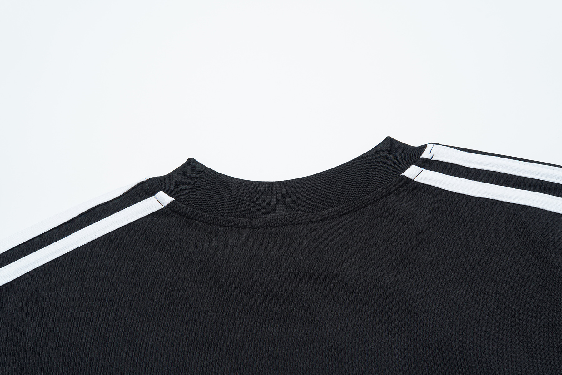巴黎世家Balenciagg 阿迪三叶草联名贴布短袖-Top High Quatity Cheap Sneakers Fashion Clothing Clothes Bags handbags Shoes of all Brand wholesale With The best Quality And Beautiful Price from China Factory Chinese suppliers wholesaler seller 巴黎世家Balenciagg 阿迪三叶草联名贴布短袖