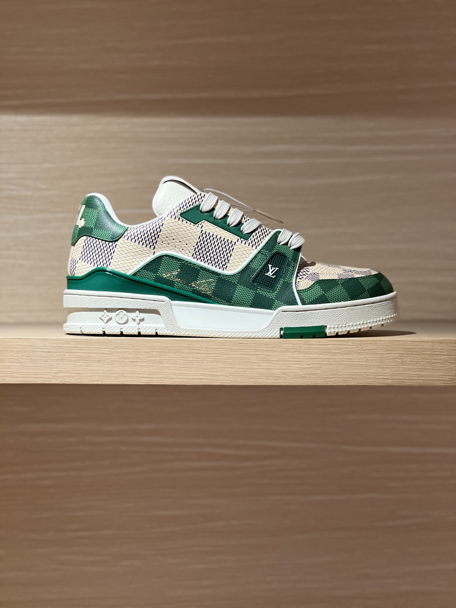 NO:237541,Focus on good quality - top-level production, Hall-level Trainer chessboard couple sports shoes. Those who pursue good products, satisfy everyone's style. Comprehensively upgrade the latest shoe shapes, materials, craftsmanship, and redevelop private models for the cabinet cabinet, pursuing infinite closeness. Those who have seen the actual cabinet cabinet or some of them can carefully compare the packaging without losing it. Exclusive mold opening, leather cover series with red dot wrapping paper, denim series with green dot wrapping paper, real shot rose red white embossing this series is in stock for women, men's style needs to be customized without return and exchange, and humanized mode!  The cabinet is not a male model. Size, women's 35-40 (40 custom made without return or exchange) Men's 38-47 (38/45/46/47 custom made without return or exchange) Price, women's model, men's model, cabinet is consistently packaged!  Gifts are so great!  , casual shoes/sports shoes, sneakers19860909专注好品质——顶级出品 殿堂级Trainer棋盘格情侣款运动板鞋 追求好货的亲们,满足各位的逼格发挥了 全面升级柜柜最新的鞋型,材料,工艺细化,大底重新开发私模,追求无限接近的匠心精神  看过柜柜实物或是手上有的亲们,可以细心比对包装这一块也不落下,独家开模,皮面系列配套红色圆点包装纸,牛仔系列配套绿色圆点包装纸 实拍玫红拼白浮雕此系列现货为女款,男款需要定制不退换,人性化模式！柜柜没有男款滴 Size 女35-40（40定做不退换）  男38-47（38/45/46/47定做不退换） Price女款男款 柜柜一致包装！送礼高大上！,休闲鞋/运动鞋,sneakers,Women's Shoes