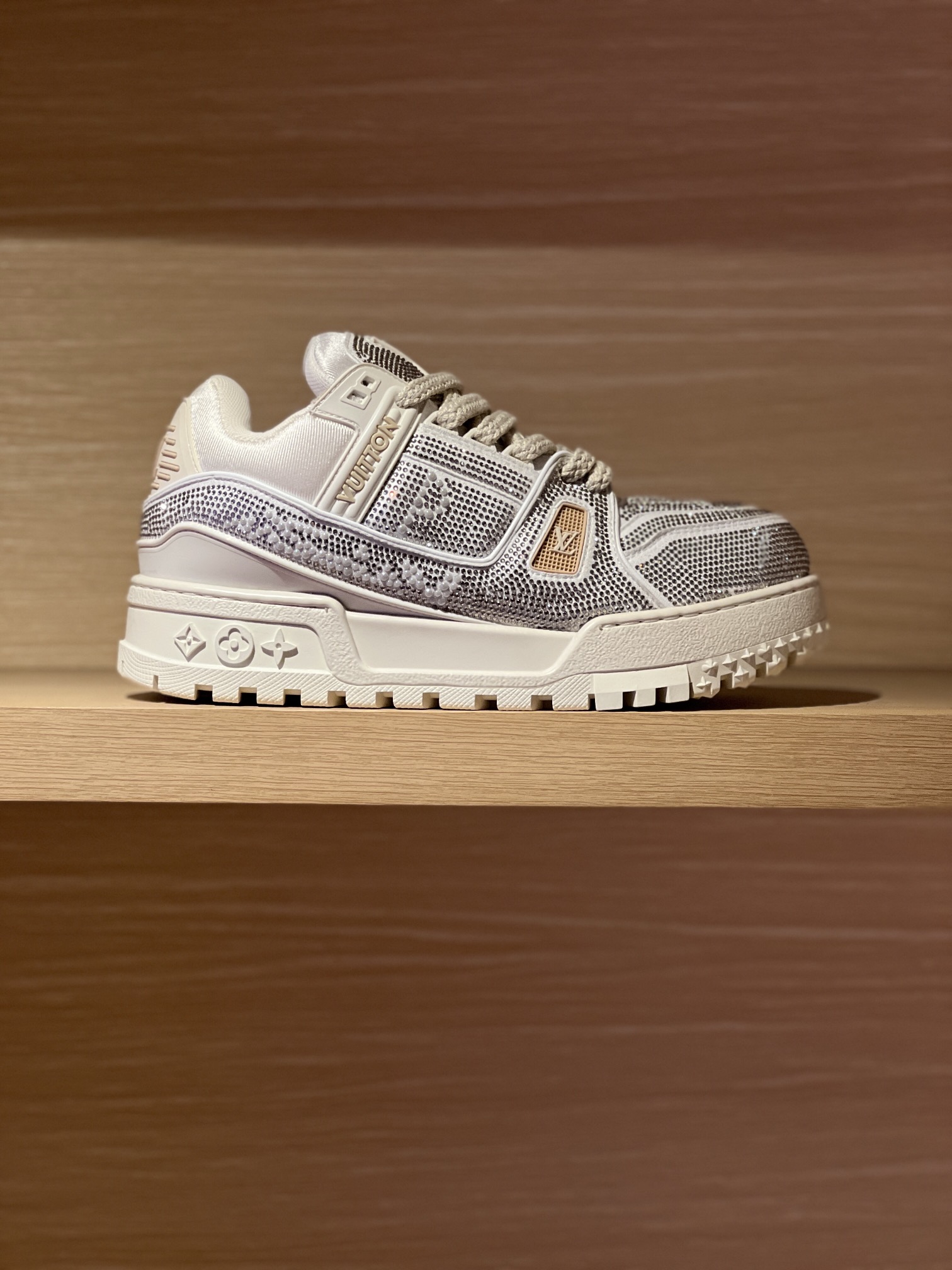 NO:225286,Focus on good quality - top-level production - Trainer Maxi Diamond Pearl Fat Ding Casual Shoes Original Accurate CP, Palace-level shipping, adopts A-level Swarovski rhinestones and pearls, special craftsmanship, solid and stable, fabric matte cowhide, imported high-density mesh cloth inside, original private model TPU large sole!  Each needle and one thread are finely crafted!  Size Women 35-40 (40 custom made no return or exchange) Men 39-45 (45 custom made no return or exchange) Price Original exquisite packaging matching, casual shoes/sports shoes, swarovski, sneakers, cowhide19860909专注好品质——顶级出品 ———Trainer Maxi 钻石珍珠胖丁休闲鞋 原版精准CP,殿堂级出货  采用A级施华洛世奇水钻和珍珠,特殊工艺烫压牢固稳当,面料磨砂牛皮,内里进口高密度网布,原版私模TPU大底！一针一线做工精细到位！ Size 女35-40（40定做不退换）  男39-45（45定做不退换） Price 原版精美包装配套,休闲鞋/运动鞋,swarovski,sneakers,cowhide,Women's Shoes