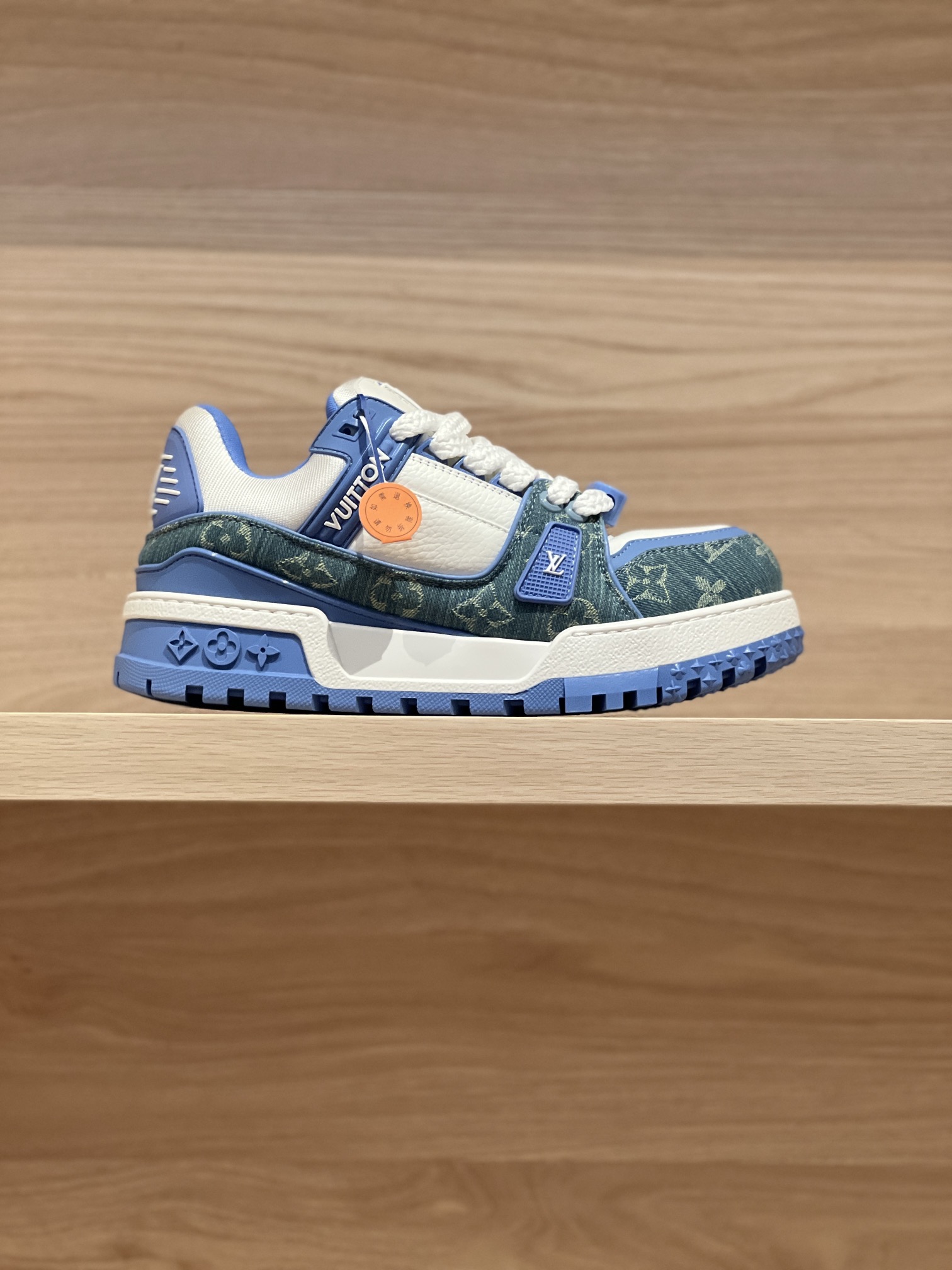 NO:225268,Focus on good quality - top-level production, real shot of Blue Niu - L* Trainer maxi Paris catwalk model Fat Ding couple model Original precision CP!  The style is infinitely close, shipped by large manufacturers. The cute and chubby design, the matching of different letters, regains the fun of childhood. The slightly bloated and cute shoe shape is very fashionable. The fabric is cowhide, imported high-density mesh fabric inside, and the original private model TPU large sole!  Each needle and one thread are finely crafted!  Size Women's 35-40 (40 custom made no return or exchange) Men's 38-45 (38/45 custom made no return or exchange) Price Checkerboard airplane box matching, casual shoes/sports shoes, sneakers, cowhide19860909专注好品质——顶级出品 蓝牛实拍——L* Trainer maxi 巴黎走秀款胖丁情侣款 原版精准CP！版型无限接近,大厂出货  萌萌哒胖嘟嘟的设计,不同字母搭配,重拾玩味十足的童年乐趣,略显臃肿带点萌状的鞋型很是时尚  面料牛皮,内里进口高密度网布,原版私模TPU大底！一针一线做工精细到位！ Size 女35-40（40定做不退换）  男38-45（38/45定做不退换） Price 棋盘格飞机盒配套,休闲鞋/运动鞋,sneakers,cowhide,Women's Shoes