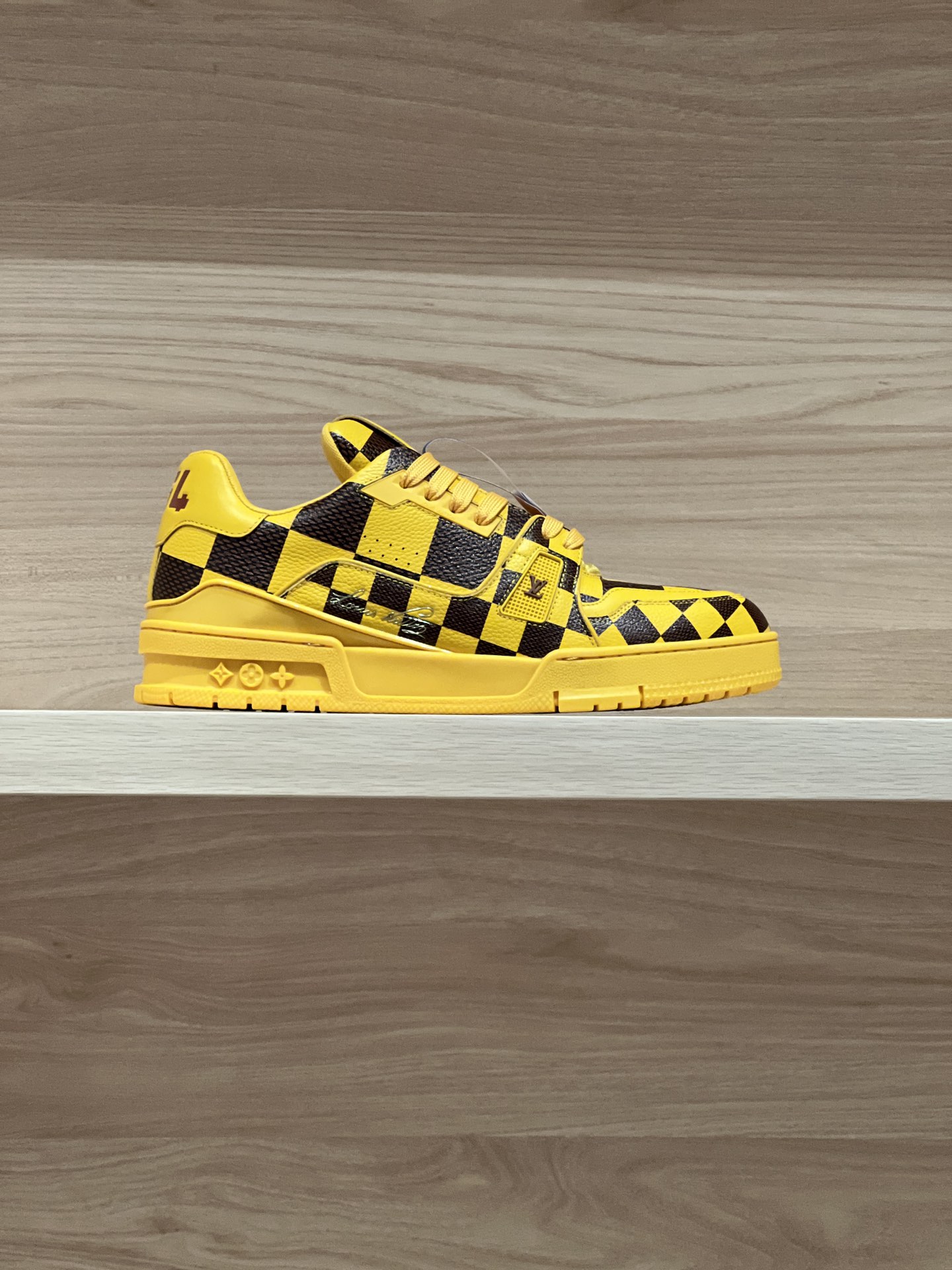 NO:237479,Focus on good quality - top-level production. Yellow chessboard photo - Trainer chessboard couple sports shoes. Those who pursue good products have fulfilled their style. Comprehensively upgrade the latest shoe shapes, materials, craftsmanship, and redevelop private models for the cabinet cabinet, pursuing infinite closeness. Those who have seen the actual cabinet cabinet or have some friends, can carefully compare the packaging without losing it. Exclusive mold opening, leather cover series with red dot wrapping paper, denim series with green dot wrapping paper Size Women 35-40 (40 custom-made without return and exchange) Men 38-47 (38/45/46/47 custom-made without return and exchange) Price Women men's men's gift box packaging, casual shoes/sports shoes, sneakers19860909专注好品质——顶级出品 棋盘格黄色实拍——Trainer棋盘格情侣款运动板鞋 追求好货的亲们,满足各位的逼格发挥了 全面升级柜柜最新的鞋型,材料,工艺细化,大底重新开发私模,追求无限接近的匠心精神  看过柜柜实物或是手上有的亲们,可以细心比对包装这一块也不落下,独家开模,皮面系列配套红色圆点包装纸,牛仔系列配套绿色圆点包装纸 Size 女35-40（40定做不退换）  男38-47（38/45/46/47定做不退换） Price女男款 礼品盒包装配,休闲鞋/运动鞋,sneakers,Women's Shoes