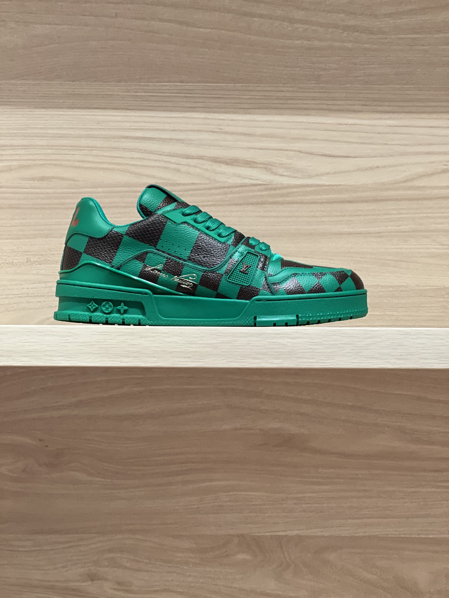 NO:237480,Focus on good quality - top-level production. Real shot of chessboard dark green. Trainer chessboard couples sports shoes. Those who pursue good products have fulfilled their style. Comprehensively upgrade the latest shoe shapes, materials, craftsmanship, and redevelop private models for the cabinet cabinet, pursuing infinite closeness. Those who have seen the actual cabinet cabinet or have some friends, can carefully compare the packaging without losing it. Exclusive mold opening, leather cover series with red dot wrapping paper, denim series with green dot wrapping paper Size Women 35-40 (40 custom-made without return and exchange) Men 38-47 (38/45/46/47 custom-made without return and exchange) Price Women men's gift box packaging matching, casual shoes/sneakers, sneakers19860909专注好品质——顶级出品 棋盘格深绿实拍——Trainer棋盘格情侣款运动板鞋 追求好货的亲们,满足各位的逼格发挥了 全面升级柜柜最新的鞋型,材料,工艺细化,大底重新开发私模,追求无限接近的匠心精神  看过柜柜实物或是手上有的亲们,可以细心比对包装这一块也不落下,独家开模,皮面系列配套红色圆点包装纸,牛仔系列配套绿色圆点包装纸 Size 女35-40（40定做不退换）  男38-47（38/45/46/47定做不退换） Price女男款 礼品盒包装配套,休闲鞋/运动鞋,sneakers,Women's Shoes