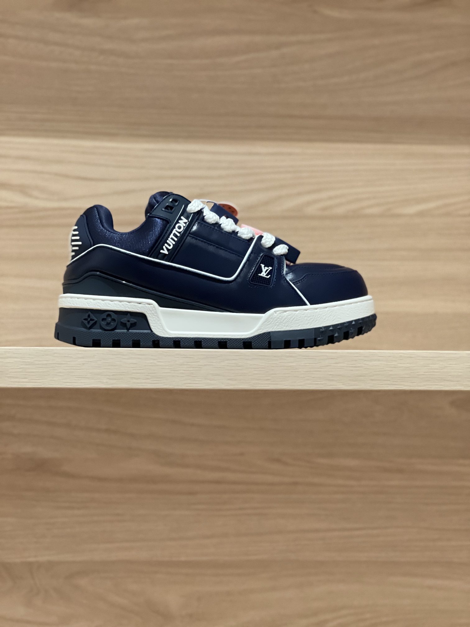 NO:225278,Focus on good quality - top-level production, real shot of blue couples - L* Trainer maxi Paris catwalk model Fat Ding couples model Original precision CP!  The style is infinitely close, shipped by large manufacturers. The cute and chubby design, the matching of different letters, regains the fun of childhood. The slightly bloated and cute shoe shape is very fashionable. The fabric is cowhide, imported high-density mesh fabric inside, and the original private model TPU large sole!  Each needle and one thread are finely crafted!  Size Women's 35-40 (40 custom made no return or exchange) Men's 38-45 (38/45 custom made no return or exchange) Price Checkerboard airplane box matching, casual shoes/sports shoes, sneakers, cowhide19860909专注好品质——顶级出品 蓝色情侣款实拍——L* Trainer maxi 巴黎走秀款胖丁情侣款 原版精准CP！版型无限接近,大厂出货  萌萌哒胖嘟嘟的设计,不同字母搭配,重拾玩味十足的童年乐趣,略显臃肿带点萌状的鞋型很是时尚  面料牛皮,内里进口高密度网布,原版私模TPU大底！一针一线做工精细到位！ Size 女35-40（40定做不退换）  男38-45（38/45定做不退换） Price 棋盘格飞机盒配套,休闲鞋/运动鞋,sneakers,cowhide,Women's Shoes