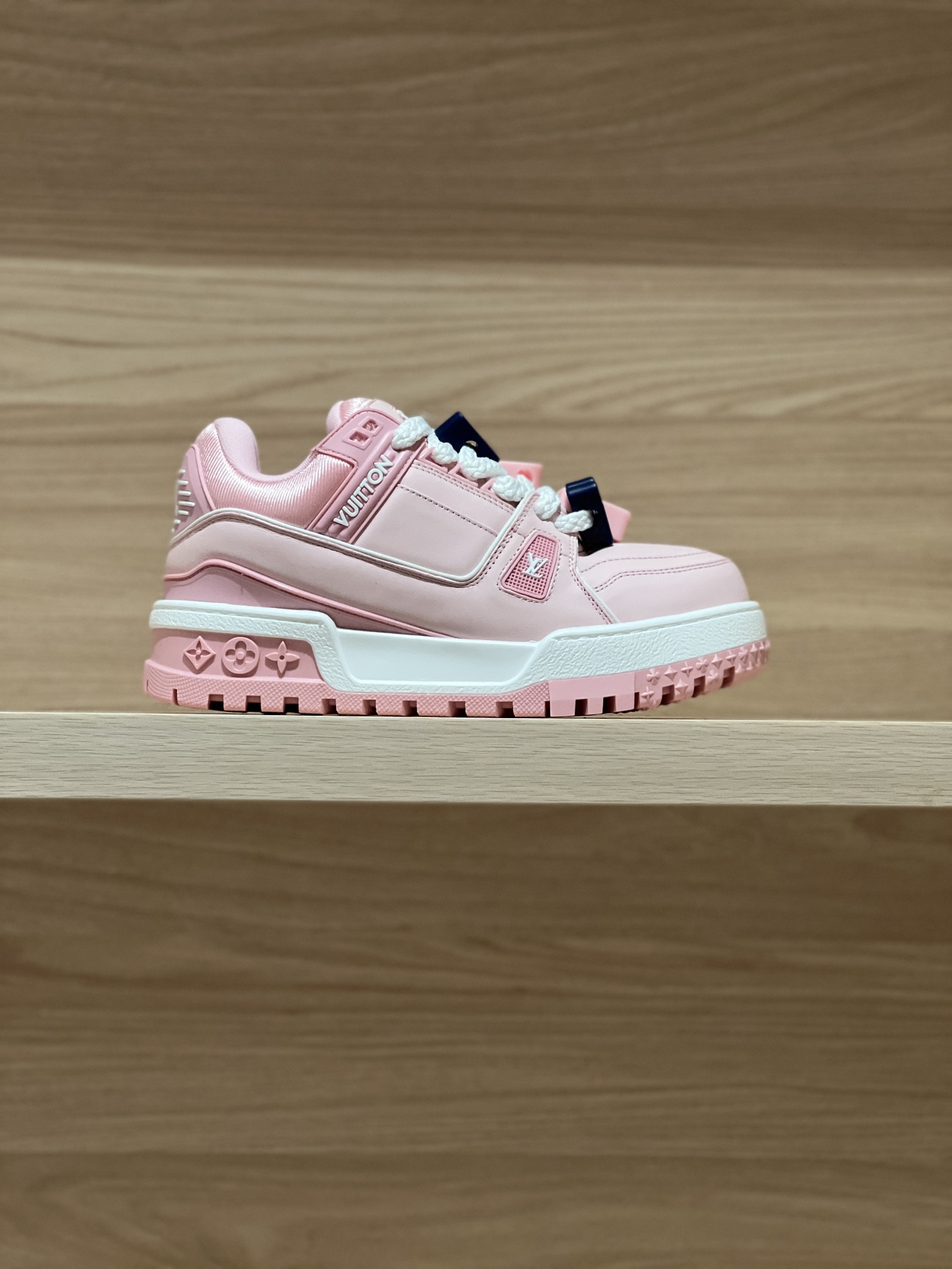 NO:225284,Focus on good quality - top-level production Pink women's real shot - L* Trainer maxi Paris catwalk model Fat Ding couple's model Original precision CP!  The style is infinitely close, shipped by large manufacturers. The cute and chubby design, the matching of different letters, regains the fun of childhood. The slightly bloated and cute shoe shape is very fashionable. The fabric is cowhide, imported high-density mesh fabric inside, and the original private model TPU large sole!  Each needle and one thread are finely crafted!  Size Women's 35-40 (40 custom made no return or exchange) Men's 38-45 (38/45 custom made no return or exchange) Price Checkerboard airplane box matching, casual shoes/sports shoes, sneakers, cowhide19860909专注好品质——顶级出品 粉色女款实拍——L* Trainer maxi 巴黎走秀款胖丁情侣款 原版精准CP！版型无限接近,大厂出货  萌萌哒胖嘟嘟的设计,不同字母搭配,重拾玩味十足的童年乐趣,略显臃肿带点萌状的鞋型很是时尚  面料牛皮,内里进口高密度网布,原版私模TPU大底！一针一线做工精细到位！ Size 女35-40（40定做不退换）  男38-45（38/45定做不退换） Price 棋盘格飞机盒配套,休闲鞋/运动鞋,sneakers,cowhide,Women's Shoes