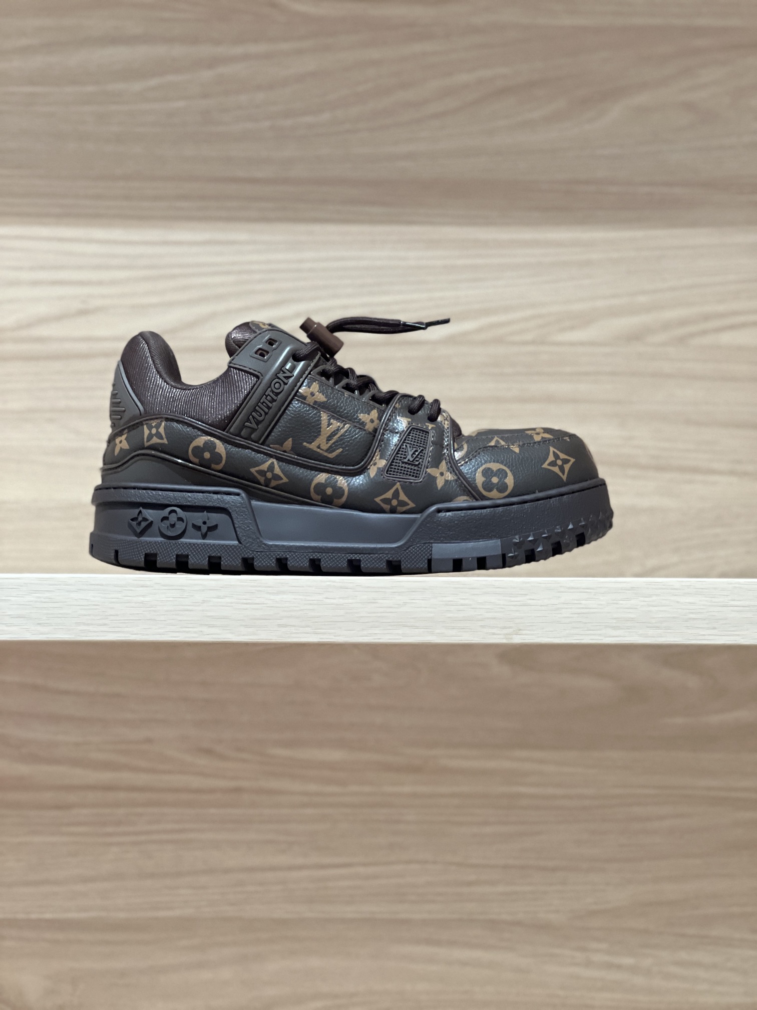 NO:225290,Focus on good quality - top-level production, real shot of presbyterian men's style - L* Trainer maxi Paris catwalk model Fat Ding couple model Original precision CP!  The style is infinitely close, shipped by large manufacturers. The cute and chubby design, the matching of different letters, regains the fun of childhood. The slightly bloated and cute shoe shape is very fashionable. The fabric is cowhide, imported high-density mesh fabric inside, and the original private model TPU large sole!  Each needle and one thread are finely crafted!  Size Women's 35-40 (40 custom made no return or exchange) Men's 38-45 (38/45 custom made no return or exchange) Price Checkerboard airplane box matching, casual shoes/sports shoes, sneakers, cowhide19860909专注好品质——顶级出品 老花男款实拍——L* Trainer maxi 巴黎走秀款胖丁情侣款 原版精准CP！版型无限接近,大厂出货  萌萌哒胖嘟嘟的设计,不同字母搭配,重拾玩味十足的童年乐趣,略显臃肿带点萌状的鞋型很是时尚  面料牛皮,内里进口高密度网布,原版私模TPU大底！一针一线做工精细到位！ Size 女35-40（40定做不退换）  男38-45（38/45定做不退换） Price 棋盘格飞机盒配套,休闲鞋/运动鞋,sneakers,cowhide,Women's Shoes