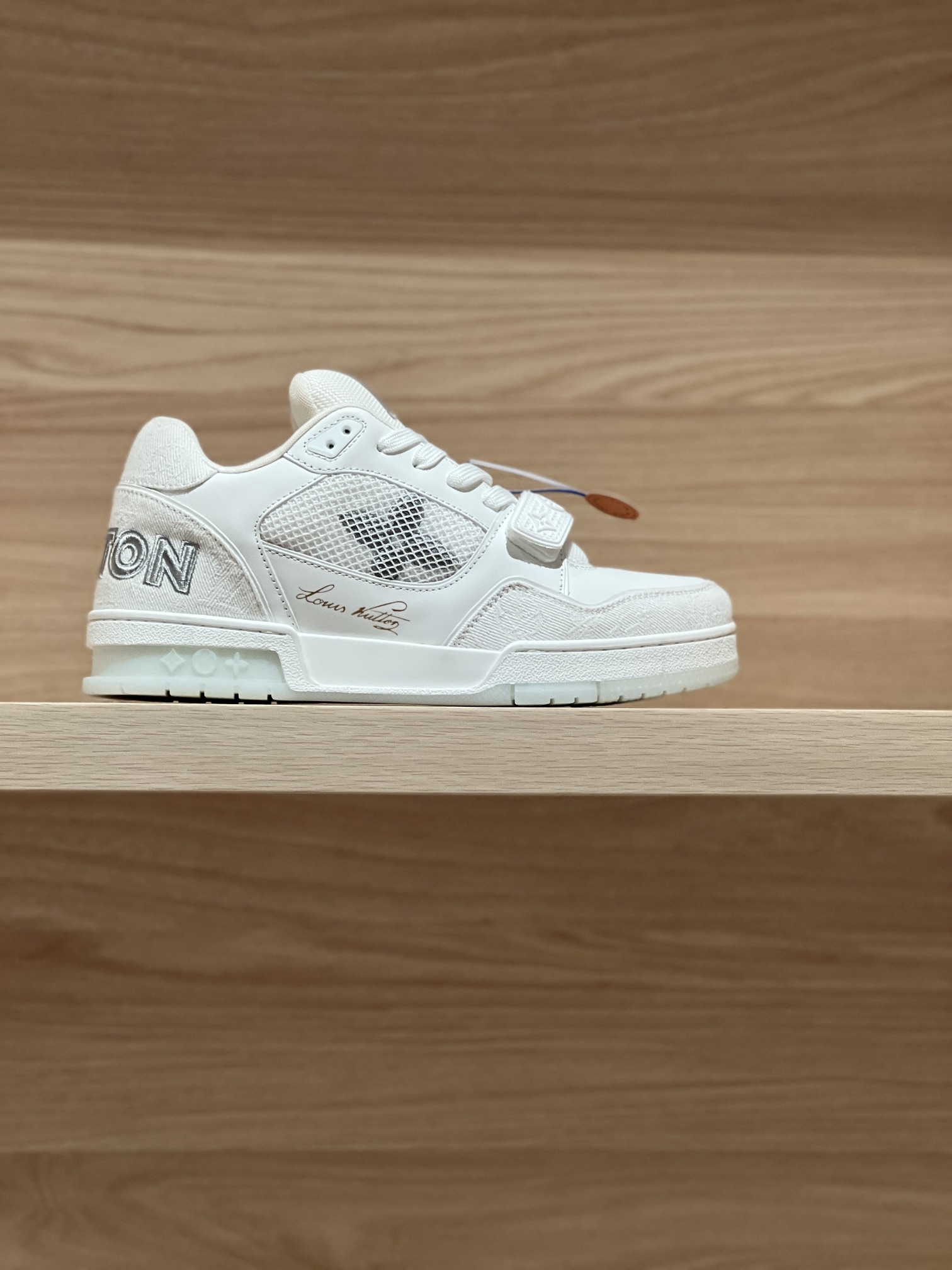 NO:237453,Focus on good quality - top-level production, real shot of white denim - v Trainer Magic Button Couple Model, produced by a large Dongguan-style manufacturer!  Unlimited closeness to good goods broadcasts!  Comprehensively upgrade the latest shoe shapes, materials, craftsmanship redevelopment of private models for the cabinet cabinet, pursuing infinite closeness of craftsmanship. The cowhide splicing paired mesh cloth is full of details, inner mesh cloth, original private model TPU bottom!  Visible craftsmanship Size Women 35-40 (40 custom made without return or exchange) Men 38-47 (38/45/46/47 custom made without return or exchange) Price Women 450 Men's 10 Gift box packaging matching, casual shoes/sports shoes, sneakers, cowhide19860909专注好品质——顶级出品 白牛仔实拍—— v Trainer 魔术扣情侣款 莞式大厂出品！无限接近好货播报！ 全面升级柜柜最新的鞋型,材料,工艺细化,大底重新开发私模,追求无限接近的匠心精神 牛皮拼接对版网布,细节满满到位,内里网布,原版私模TPU大底！肉眼可见的工艺制作 Size 女35-40（40定做不退换）  男38-47（38/45/46/47定做不退换） Price女450 男款10 礼品盒包装配套,休闲鞋/运动鞋,sneakers,cowhide,Women's Shoes