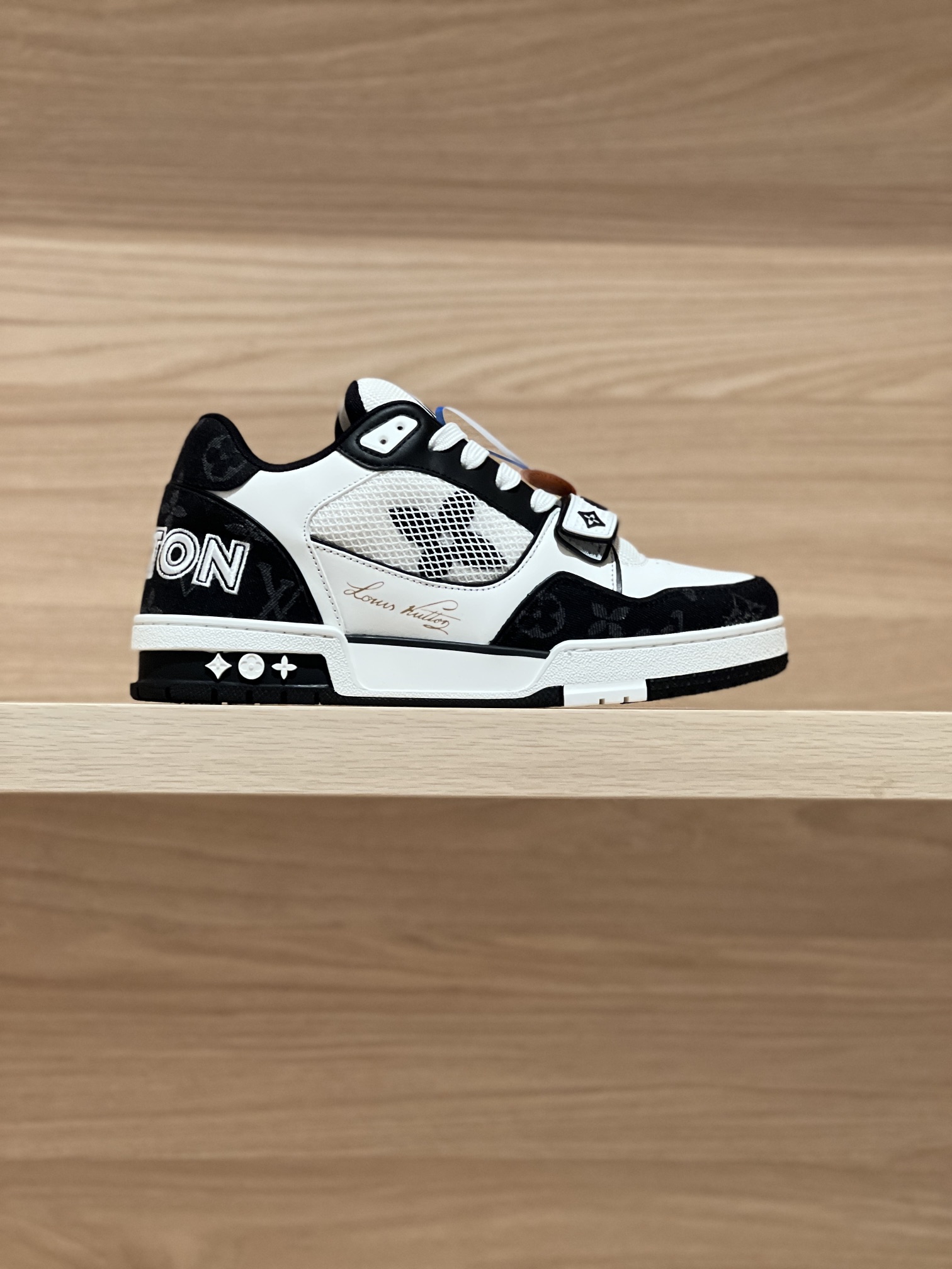 NO:237459,Focus on good quality - top-level production, real shot of black denim - v Trainer Magic Button Couple Model, produced by major Dongguan-style manufacturers!  Unlimited closeness to good goods broadcasts!  Comprehensively upgrade the latest shoe shapes, materials, craftsmanship redevelopment of private models for the cabinet cabinet, pursuing infinite closeness of craftsmanship. The cowhide splicing paired mesh cloth is full of details, inner mesh cloth, original private model TPU bottom!  Visible craftsmanship Size Women 35-40 (40 custom made without return or exchange) Men 38-47 (38/45/46/47 custom made without return or exchange) Price Women 450 Men's 10 Gift box packaging matching, casual shoes/sports shoes, sneakers, cowhide19860909专注好品质——顶级出品 黑牛仔实拍—— v Trainer 魔术扣情侣款 莞式大厂出品！无限接近好货播报！ 全面升级柜柜最新的鞋型,材料,工艺细化,大底重新开发私模,追求无限接近的匠心精神 牛皮拼接对版网布,细节满满到位,内里网布,原版私模TPU大底！肉眼可见的工艺制作 Size 女35-40（40定做不退换）  男38-47（38/45/46/47定做不退换） Price女450 男款10 礼品盒包装配套,休闲鞋/运动鞋,sneakers,cowhide,Women's Shoes