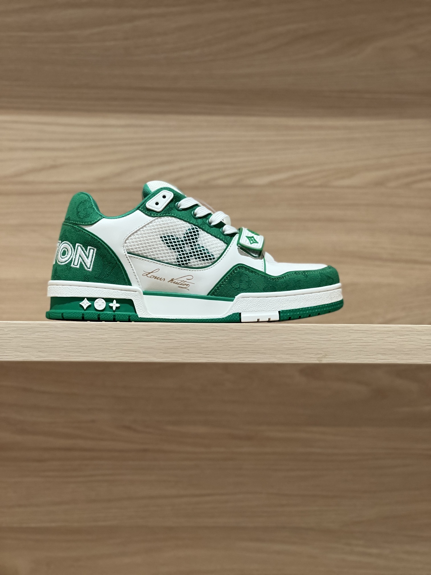 NO:237463,Focus on good quality - top-level production, real shot of green denim - v Trainer Magic Button Couple Model, produced by major Dongguan-style manufacturers!  Unlimited closeness to good goods broadcasts!  Comprehensively upgrade the latest shoe shapes, materials, craftsmanship redevelopment of private models for the cabinet cabinet, pursuing infinite closeness of craftsmanship. The cowhide splicing paired mesh cloth is full of details, inner mesh cloth, original private model TPU bottom!  Visible craftsmanship Size Women 35-40 (40 custom made without return or exchange) Men 38-47 (38/45/46/47 custom made without return or exchange) Price Women 450 Men's 10 Gift box packaging matching, casual shoes/sports shoes, sneakers, cowhide19860909专注好品质——顶级出品 绿牛仔实拍—— v Trainer 魔术扣情侣款 莞式大厂出品！无限接近好货播报！ 全面升级柜柜最新的鞋型,材料,工艺细化,大底重新开发私模,追求无限接近的匠心精神 牛皮拼接对版网布,细节满满到位,内里网布,原版私模TPU大底！肉眼可见的工艺制作 Size 女35-40（40定做不退换）  男38-47（38/45/46/47定做不退换） Price女450 男款10 礼品盒包装配套,休闲鞋/运动鞋,sneakers,cowhide,Women's Shoes