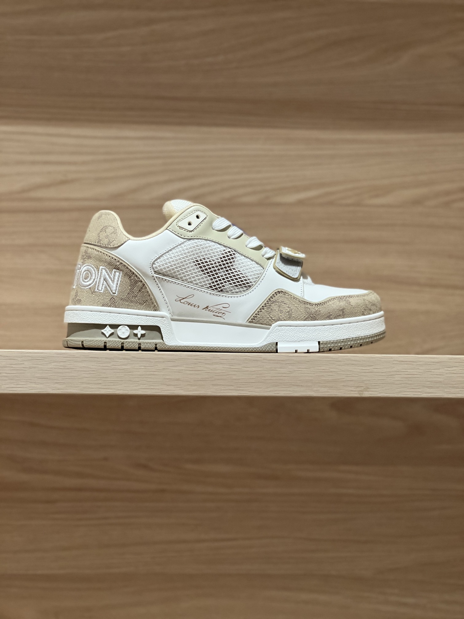 NO:237456,Focus on good quality - top-level production, real shot of khaki denim - v Trainer Magic Button Couple Model, produced by major Dongguan-style manufacturers!  Unlimited closeness to good goods broadcasts!  Comprehensively upgrade the latest shoe shapes, materials, craftsmanship redevelopment of private models for the cabinet cabinet, pursuing infinite closeness of craftsmanship. The cowhide splicing paired mesh cloth is full of details, inner mesh cloth, original private model TPU bottom!  Visible craftsmanship Size Women 35-40 (40 custom made without return or exchange) Men 38-47 (38/45/46/47 custom made without return or exchange) Price Women 450 Men's 10 Gift box packaging matching, casual shoes/sports shoes, sneakers, cowhide19860909专注好品质——顶级出品 卡其牛仔实拍—— v Trainer 魔术扣情侣款 莞式大厂出品！无限接近好货播报！ 全面升级柜柜最新的鞋型,材料,工艺细化,大底重新开发私模,追求无限接近的匠心精神 牛皮拼接对版网布,细节满满到位,内里网布,原版私模TPU大底！肉眼可见的工艺制作 Size 女35-40（40定做不退换）  男38-47（38/45/46/47定做不退换） Price女450 男款10 礼品盒包装配套,休闲鞋/运动鞋,sneakers,cowhide,Women's Shoes