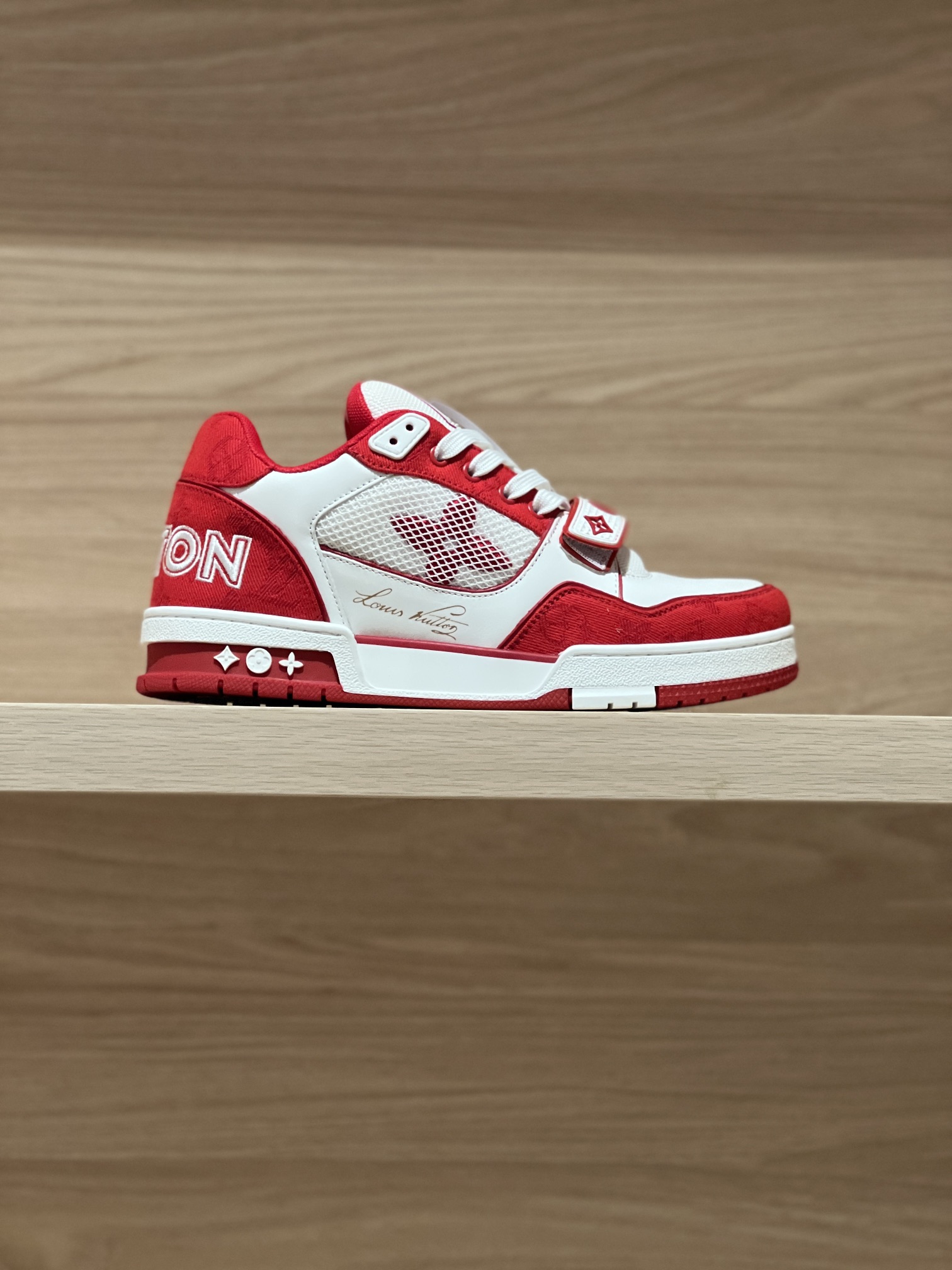 NO:237466,Focus on good quality - top-level production, real shot of Red Cowboy - v Trainer Magic Button Couple Model, produced by a major Dongguan-style manufacturer!  Unlimited closeness to good goods broadcasts!  Comprehensively upgrade the latest shoe shapes, materials, craftsmanship redevelopment of private models for the cabinet cabinet, pursuing infinite closeness of craftsmanship. The cowhide splicing paired mesh cloth is full of details, inner mesh cloth, original private model TPU bottom!  Visible craftsmanship Size Women 35-40 (40 custom made without return or exchange) Men 38-47 (38/45/46/47 custom made without return or exchange) Price Women 450 Men's 10 Gift box packaging matching, casual shoes/sports shoes, sneakers, cowhide19860909专注好品质——顶级出品 红牛仔实拍—— v Trainer 魔术扣情侣款 莞式大厂出品！无限接近好货播报！ 全面升级柜柜最新的鞋型,材料,工艺细化,大底重新开发私模,追求无限接近的匠心精神 牛皮拼接对版网布,细节满满到位,内里网布,原版私模TPU大底！肉眼可见的工艺制作 Size 女35-40（40定做不退换）  男38-47（38/45/46/47定做不退换） Price女450 男款10 礼品盒包装配套,休闲鞋/运动鞋,sneakers,cowhide,Women's Shoes