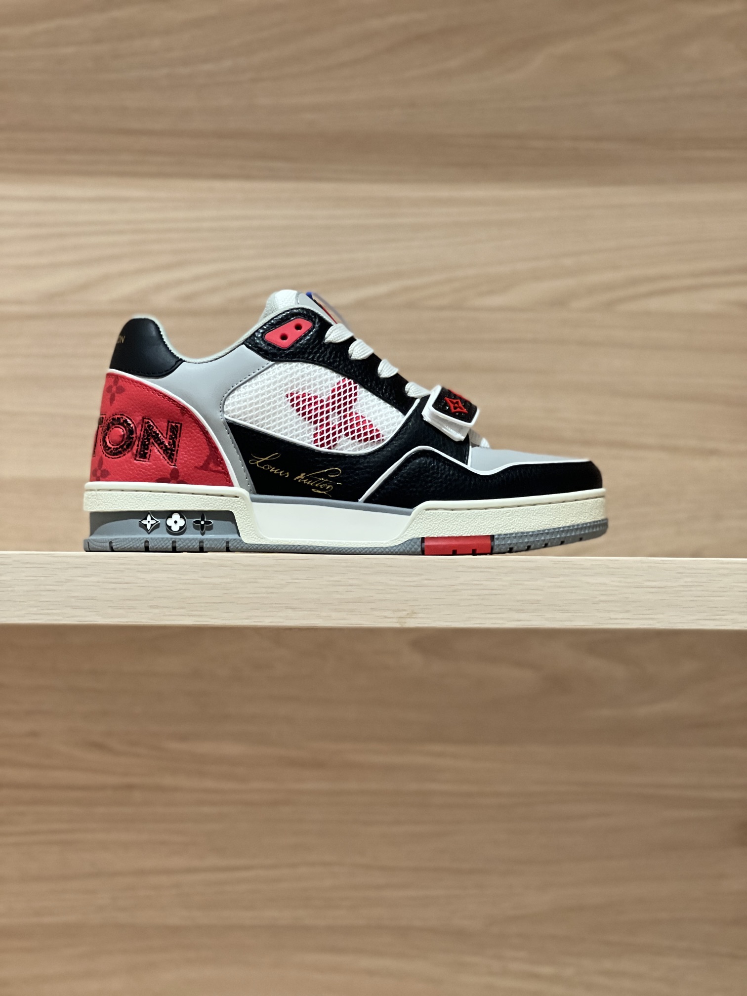 NO:237443,Focus on good quality - top-level production, real shot of black, gray and red leather surface - v Trainer Magic button couple model produced by major Dongguan style manufacturers!  Unlimited closeness to good goods broadcasts!  Comprehensively upgrade the latest shoe shapes, materials, craftsmanship redevelopment of private models for the cabinet cabinet, pursuing infinite closeness of craftsmanship. The cowhide splicing paired mesh cloth is full of details, inner mesh cloth, original private model TPU bottom!  Visible craftsmanship Size Women 35-40 (40 custom made without return or exchange) Men 38-47 (38/45/46/47 custom made without return or exchange) Price Women 450 Men's 10 Gift box packaging matching, casual shoes/sports shoes, sneakers, cowhide19860909专注好品质——顶级出品 皮面黑灰红实拍—— v Trainer 魔术扣情侣款 莞式大厂出品！无限接近好货播报！ 全面升级柜柜最新的鞋型,材料,工艺细化,大底重新开发私模,追求无限接近的匠心精神 牛皮拼接对版网布,细节满满到位,内里网布,原版私模TPU大底！肉眼可见的工艺制作 Size 女35-40（40定做不退换）  男38-47（38/45/46/47定做不退换） Price女450 男款10 礼品盒包装配套,休闲鞋/运动鞋,sneakers,cowhide,Women's Shoes