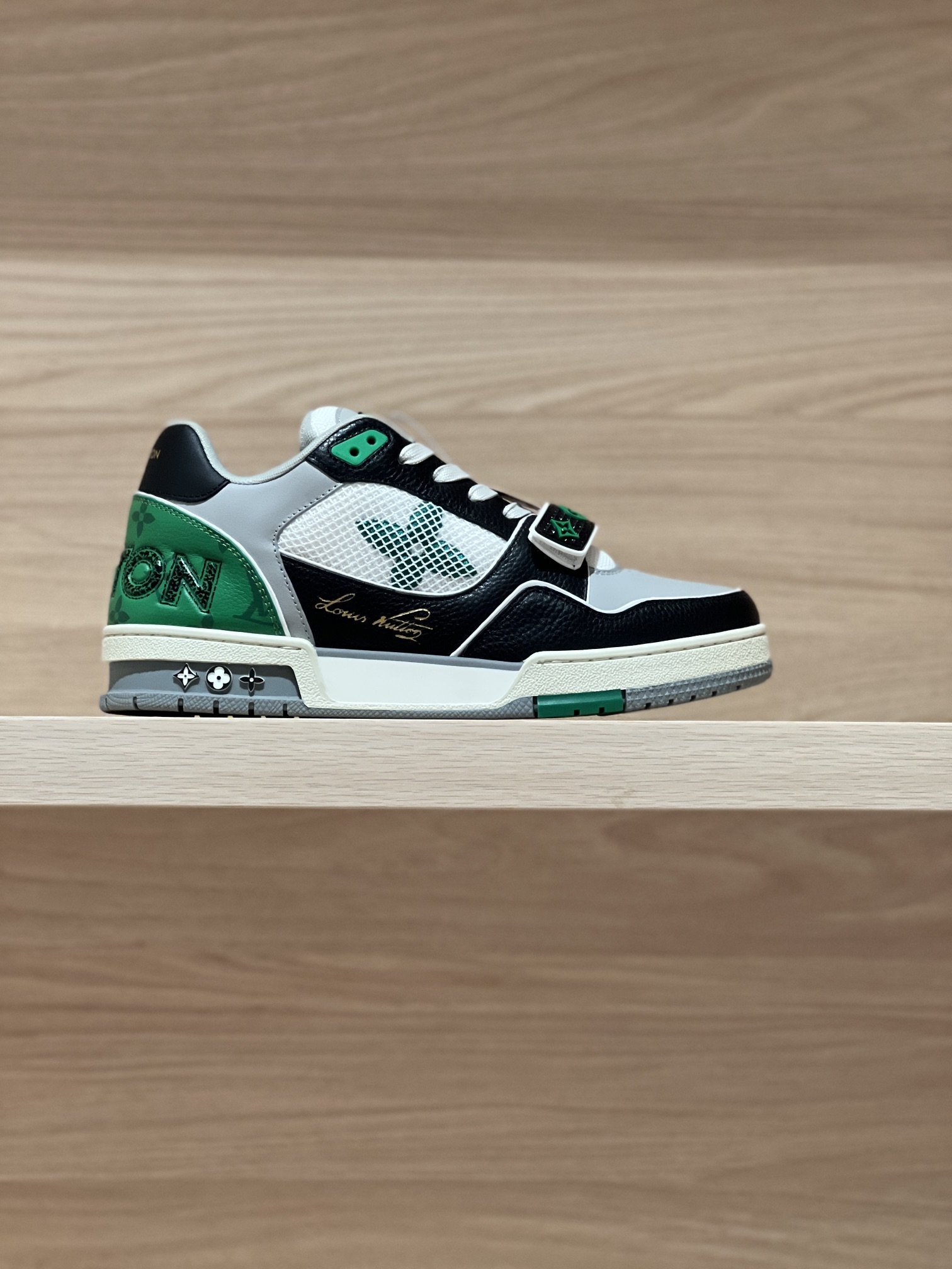 NO:237446,Focus on good quality - top-level production, real shot of black, gray and green leather surface - v Trainer Magic button couple model produced by major Dongguan style manufacturers!  Unlimited closeness to good goods broadcasts!  Comprehensively upgrade the latest shoe shapes, materials, craftsmanship redevelopment of private models for the cabinet cabinet, pursuing infinite closeness of craftsmanship. The cowhide splicing paired mesh cloth is full of details, inner mesh cloth, original private model TPU bottom!  Visible craftsmanship Size Women 35-40 (40 custom made without return or exchange) Men 38-47 (38/45/46/47 custom made without return or exchange) Price Women 450 Men's 10 Gift box packaging matching, casual shoes/sports shoes, sneakers, cowhide19860909专注好品质——顶级出品 皮面黑灰绿实拍—— v Trainer 魔术扣情侣款 莞式大厂出品！无限接近好货播报！ 全面升级柜柜最新的鞋型,材料,工艺细化,大底重新开发私模,追求无限接近的匠心精神 牛皮拼接对版网布,细节满满到位,内里网布,原版私模TPU大底！肉眼可见的工艺制作 Size 女35-40（40定做不退换）  男38-47（38/45/46/47定做不退换） Price女450 男款10 礼品盒包装配套,休闲鞋/运动鞋,sneakers,cowhide,Women's Shoes