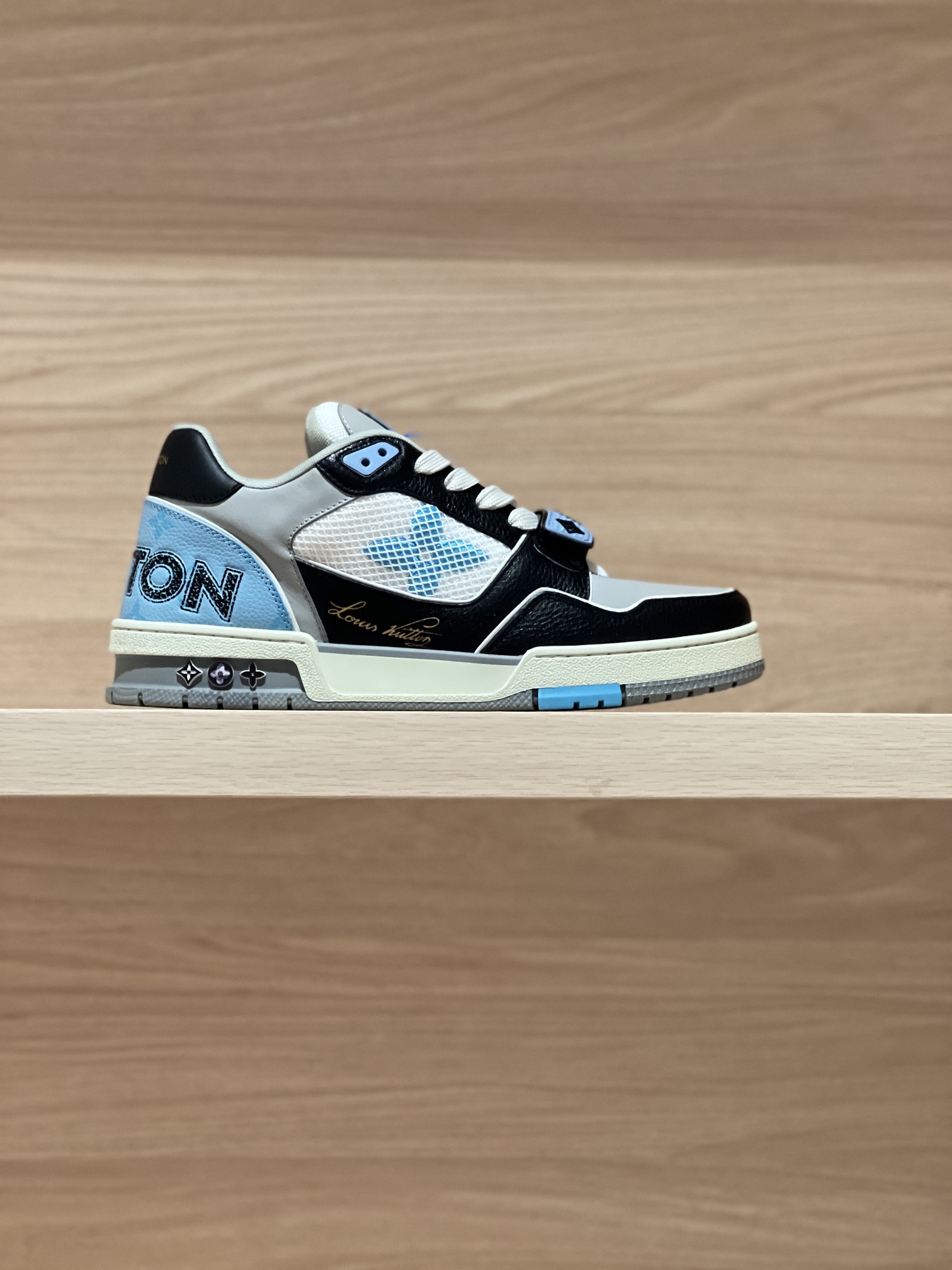 NO:237449,Focus on good quality - top-level production, leather black gray orchid real shot - v Trainer Magic Button Couple Model, produced by major Dongguan-style manufacturers!  Unlimited closeness to good goods broadcasts!  Comprehensively upgrade the latest shoe shapes, materials, craftsmanship redevelopment of private models for the cabinet cabinet, pursuing infinite closeness of craftsmanship. The cowhide splicing paired mesh cloth is full of details, inner mesh cloth, original private model TPU bottom!  Visible craftsmanship Size Women 35-40 (40 custom made without return or exchange) Men 38-47 (38/45/46/47 custom made without return or exchange) Price Women 450 Men's 10 Gift box packaging matching, casual shoes/sports shoes, sneakers, cowhide19860909专注好品质——顶级出品 皮面黑灰兰实拍—— v Trainer 魔术扣情侣款 莞式大厂出品！无限接近好货播报！ 全面升级柜柜最新的鞋型,材料,工艺细化,大底重新开发私模,追求无限接近的匠心精神 牛皮拼接对版网布,细节满满到位,内里网布,原版私模TPU大底！肉眼可见的工艺制作 Size 女35-40（40定做不退换）  男38-47（38/45/46/47定做不退换） Price女450 男款10 礼品盒包装配套,休闲鞋/运动鞋,sneakers,cowhide,Women's Shoes