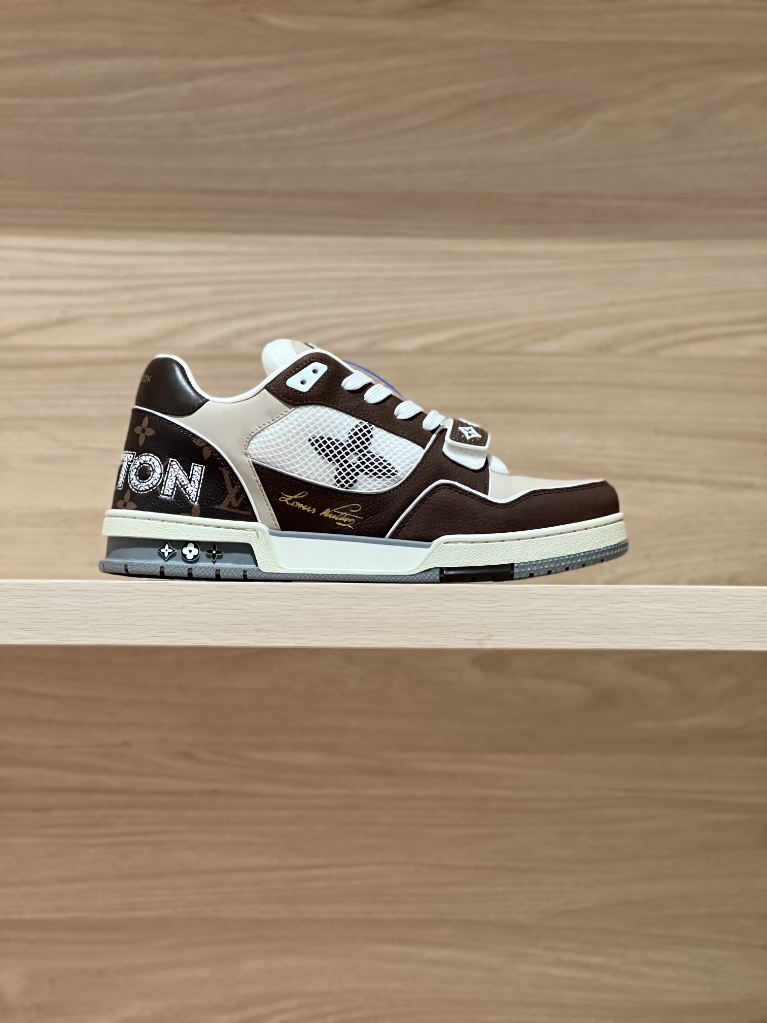 NO:237452,Focus on good quality - top-level production, leather mocha real shot - v Trainer Magic Button Couple Model, produced by major Dongguan-style manufacturers!  Unlimited closeness to good goods broadcasts!  Comprehensively upgrade the latest shoe shapes, materials, craftsmanship redevelopment of private models for the cabinet cabinet, pursuing infinite closeness of craftsmanship. The cowhide splicing paired mesh cloth is full of details, inner mesh cloth, original private model TPU bottom!  Visible craftsmanship Size Women 35-40 (40 custom made without return or exchange) Men 38-47 (38/45/46/47 custom made without return or exchange) Price Women 450 Men's 10 Gift box packaging matching, casual shoes/sports shoes, sneakers, cowhide19860909专注好品质——顶级出品 皮面摩卡啡实拍—— v Trainer 魔术扣情侣款 莞式大厂出品！无限接近好货播报！ 全面升级柜柜最新的鞋型,材料,工艺细化,大底重新开发私模,追求无限接近的匠心精神 牛皮拼接对版网布,细节满满到位,内里网布,原版私模TPU大底！肉眼可见的工艺制作 Size 女35-40（40定做不退换）  男38-47（38/45/46/47定做不退换） Price女450 男款10 礼品盒包装配套,休闲鞋/运动鞋,sneakers,cowhide,Women's Shoes